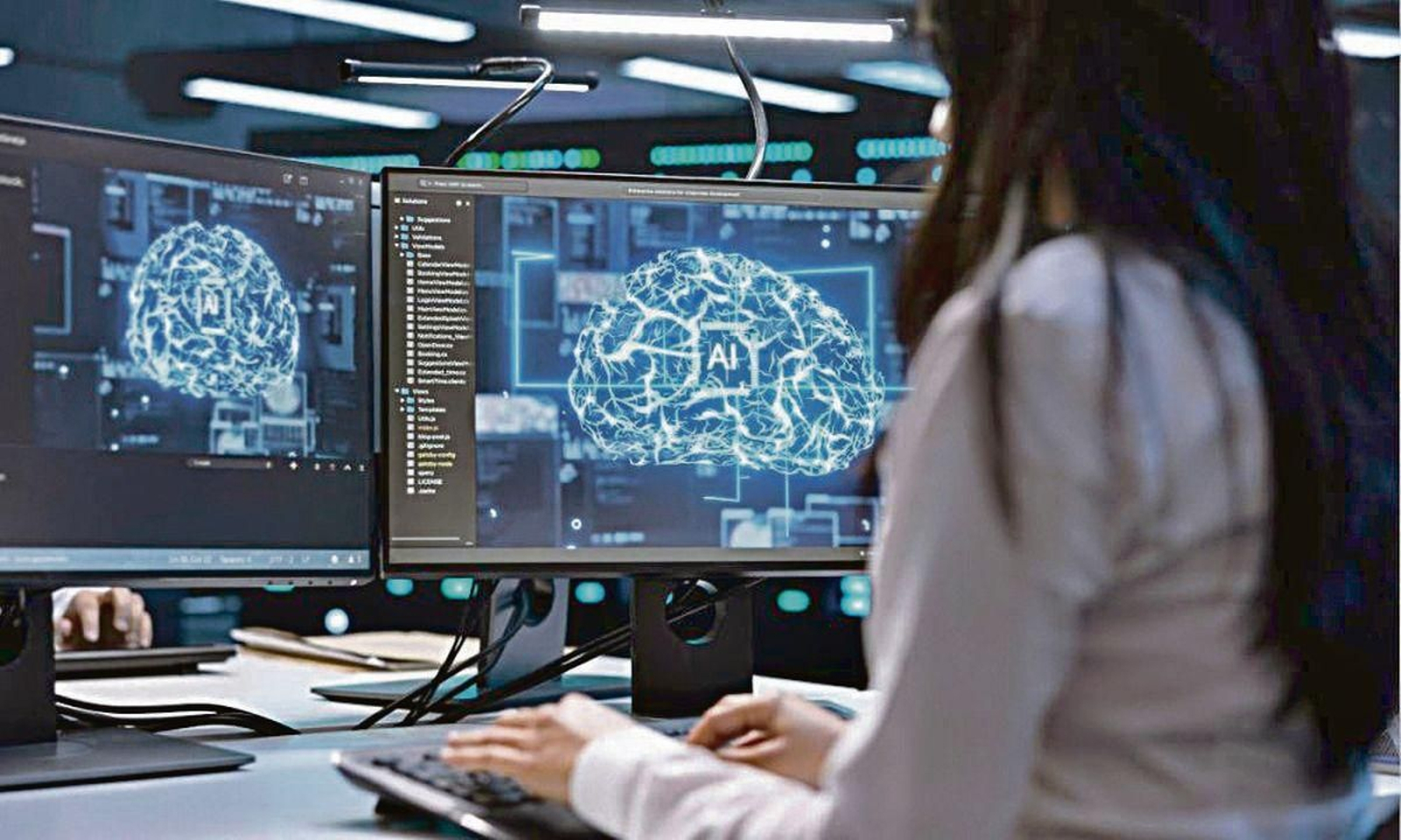 Una mujer de personal sanitario analiza la masa cerebral con una herramienta de IA.