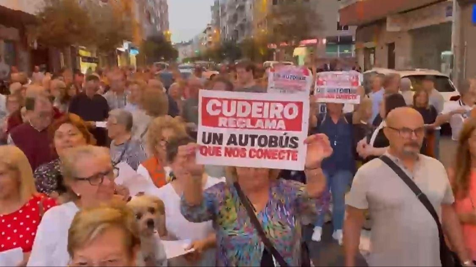Los vecinos de Cudeiro cortan la avenida de Santiago al grito de "menos rodeos y más conexiones"
