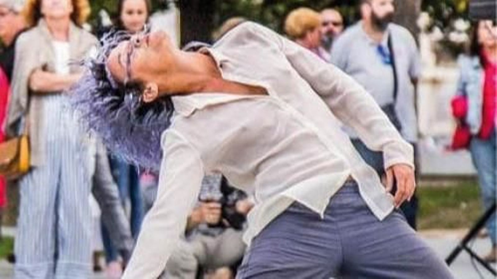 Tres bailarines ofrecen su solo de danza contemporánea en Ártika