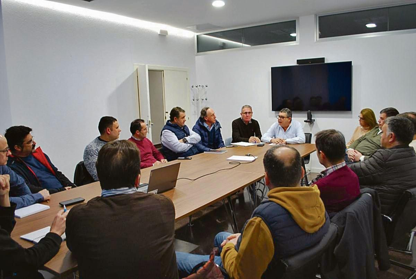 Técnicos de Medio Rural, ayer con representantes de los productores gallegos de porcino.
