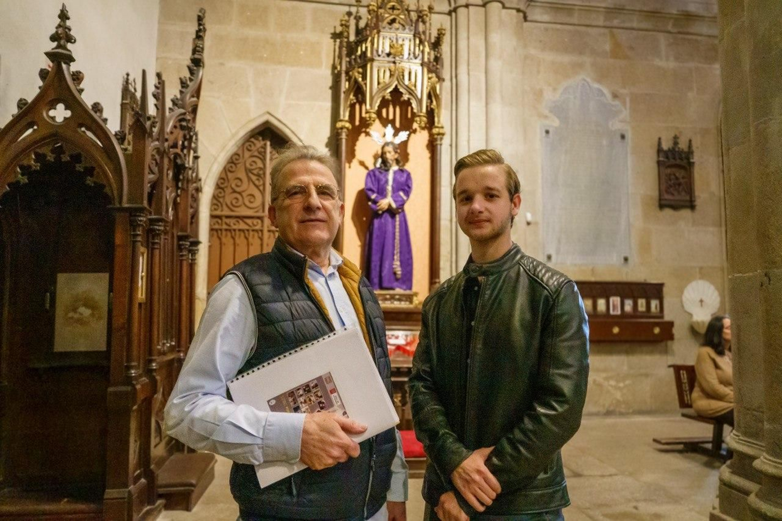 Juan Carlos Carballido y Pablo, con el Cristo del Silencio.