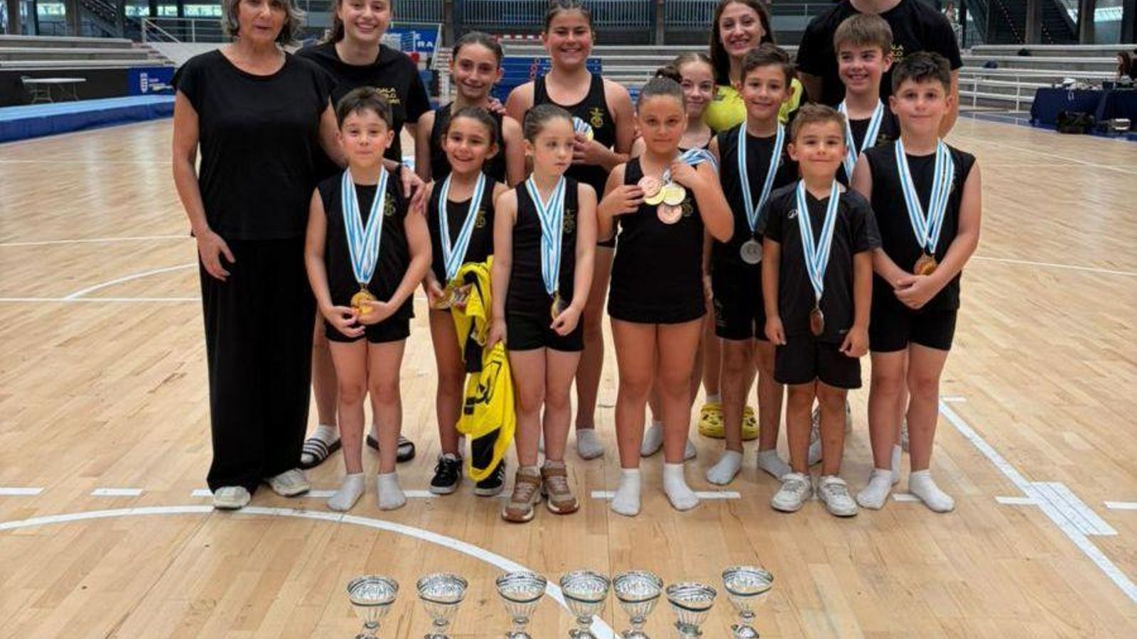 Parte del grupo de gimnastas de nivel escolar del Burgas.