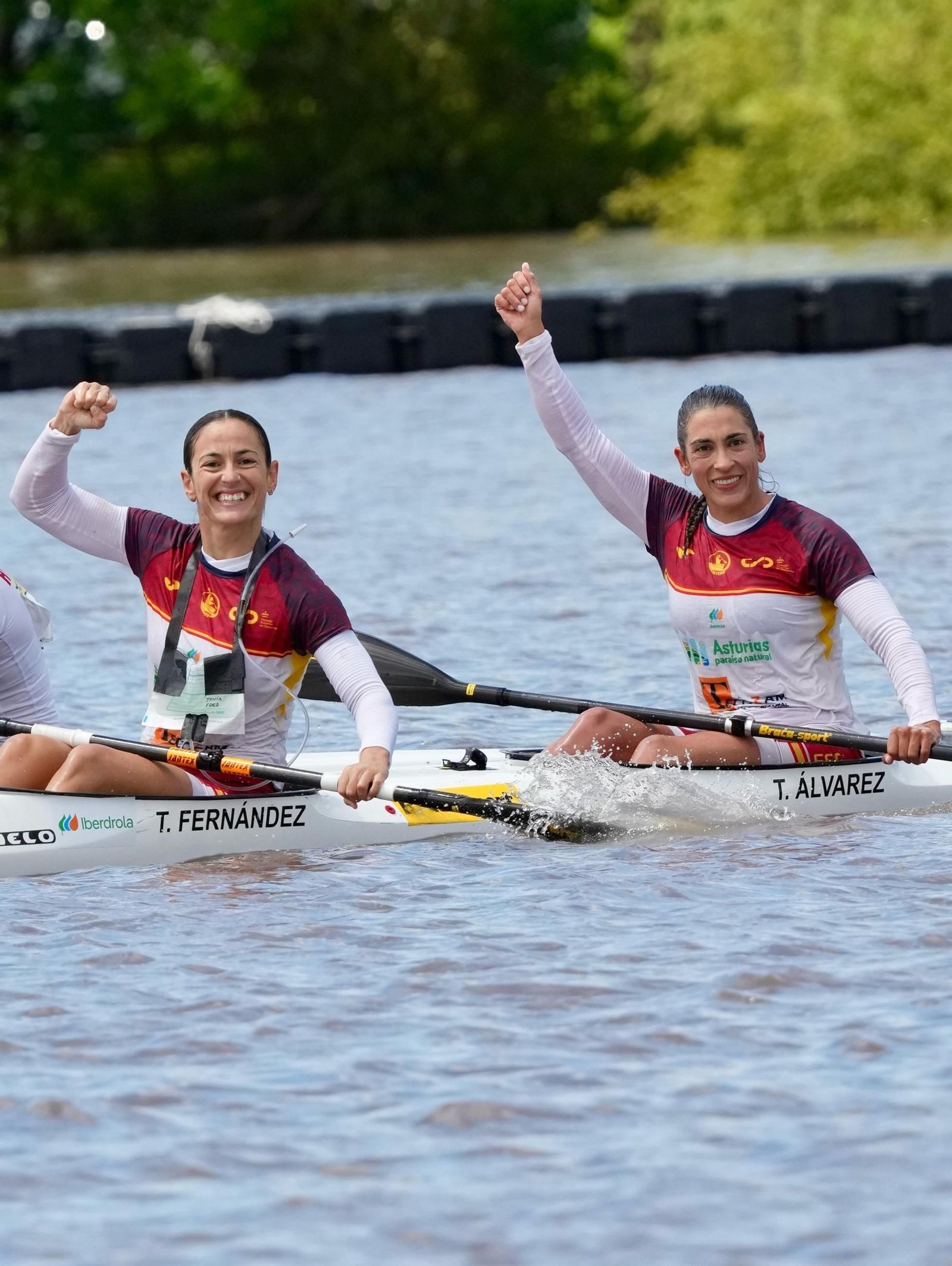 Tania Fernández y Tania Álvarez festejan el triunfo de ayer en el Mundial de Maratón.