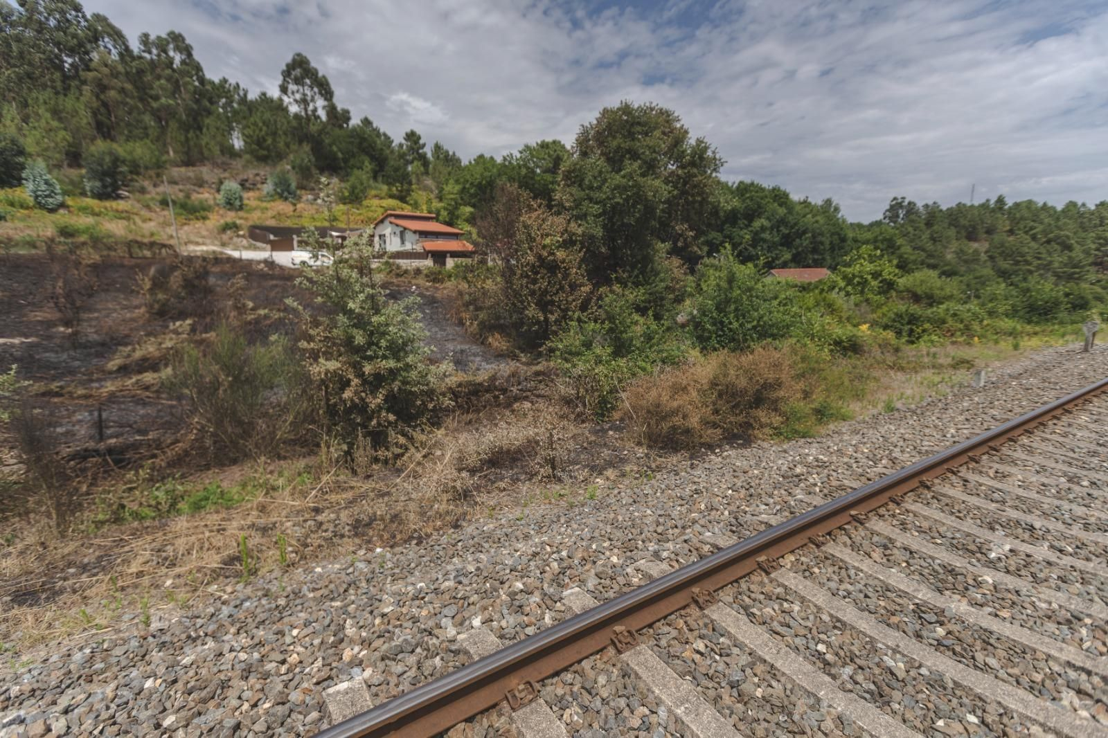 Un incendio al lado de las vías afecta la circulación por tren entre Ourense y Santiago.