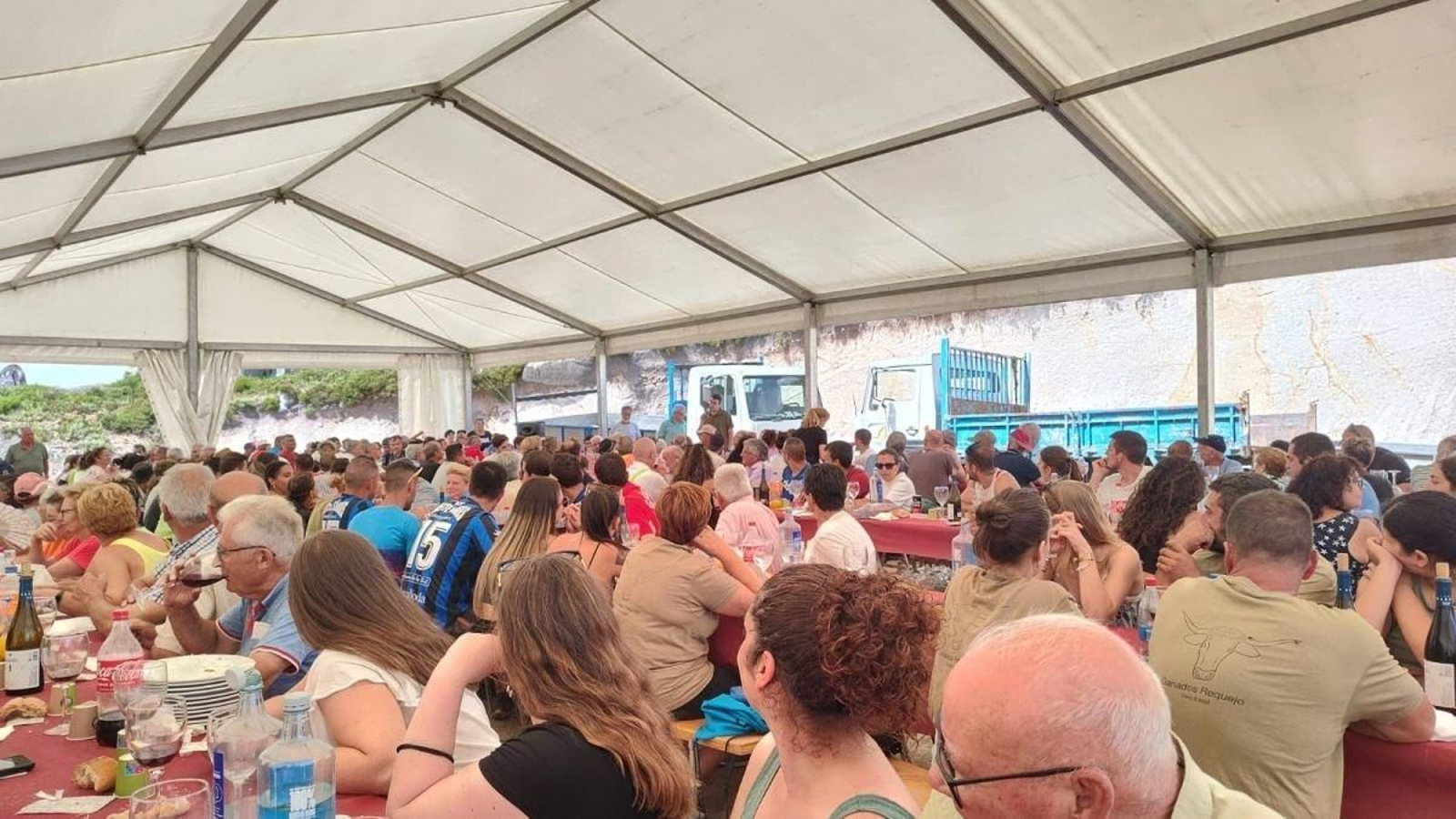 Gran ambiente no xantar popular da Festa da Serra.