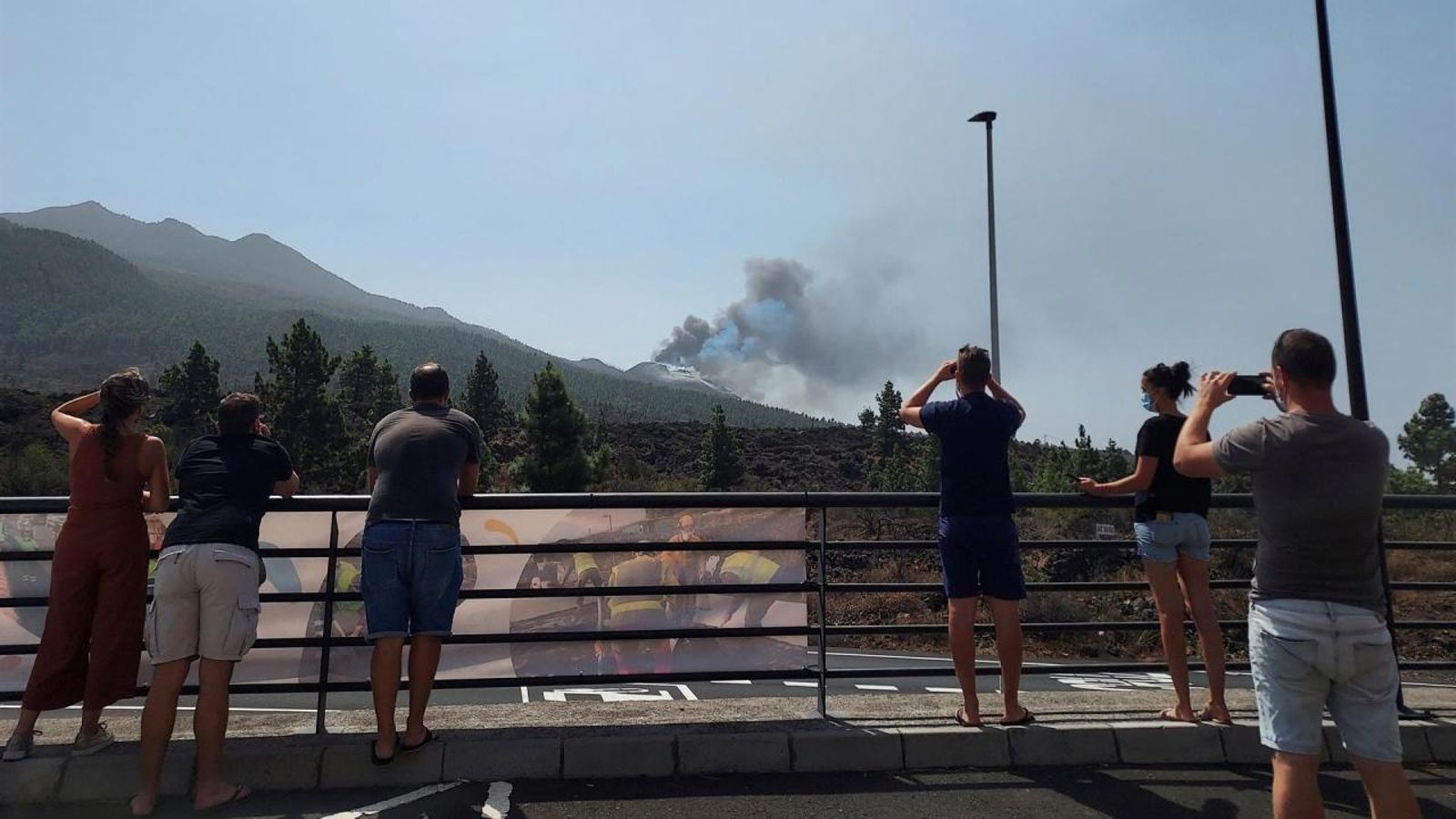 Numerosos curiosos y turistas se acercan hasta la zona de la erupción. EFE/Miguel Calero