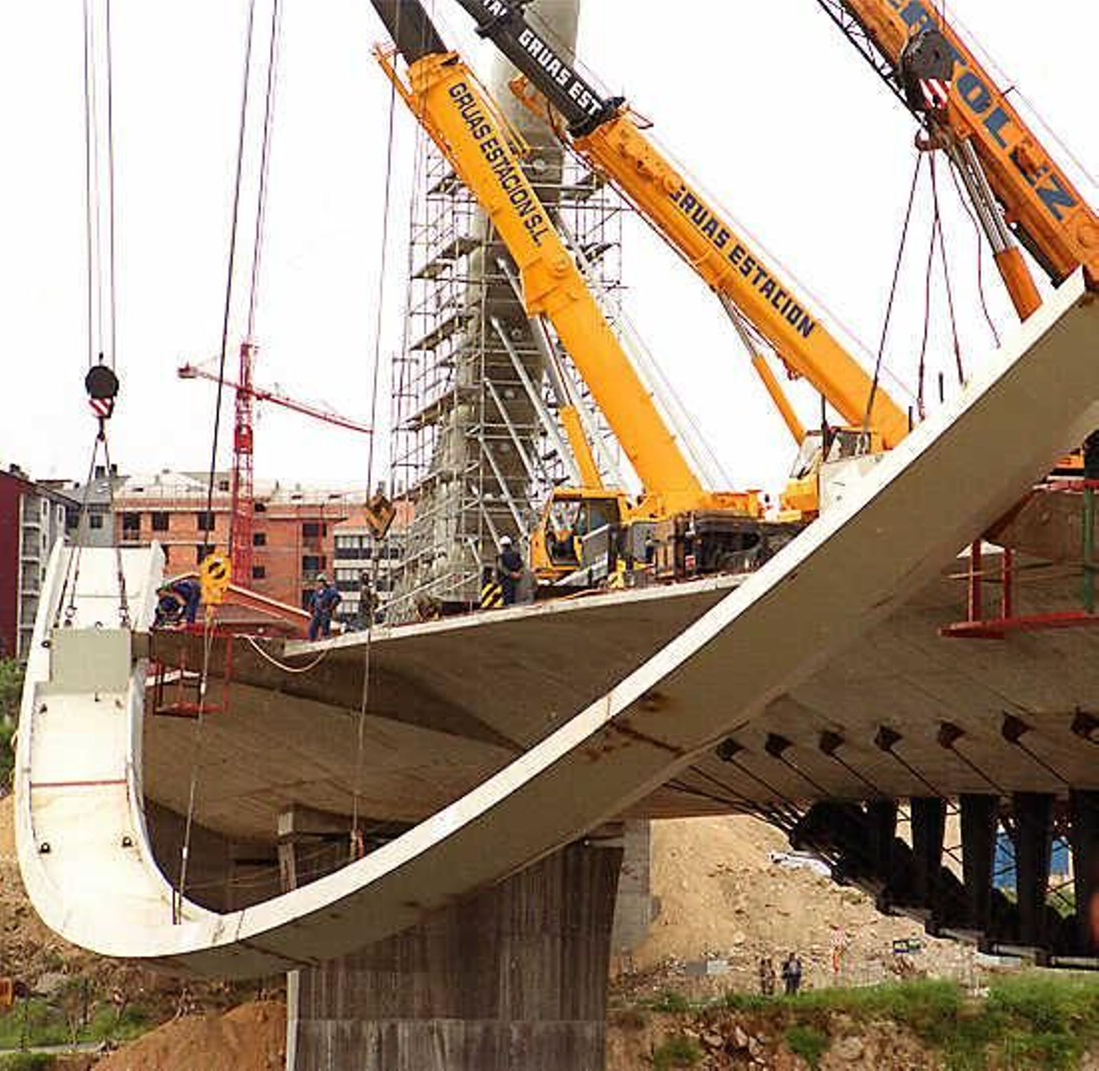 La construcción del emblemático Puente del Milenio hace 25 años cambiaba el skyline de Ourense, en fotos