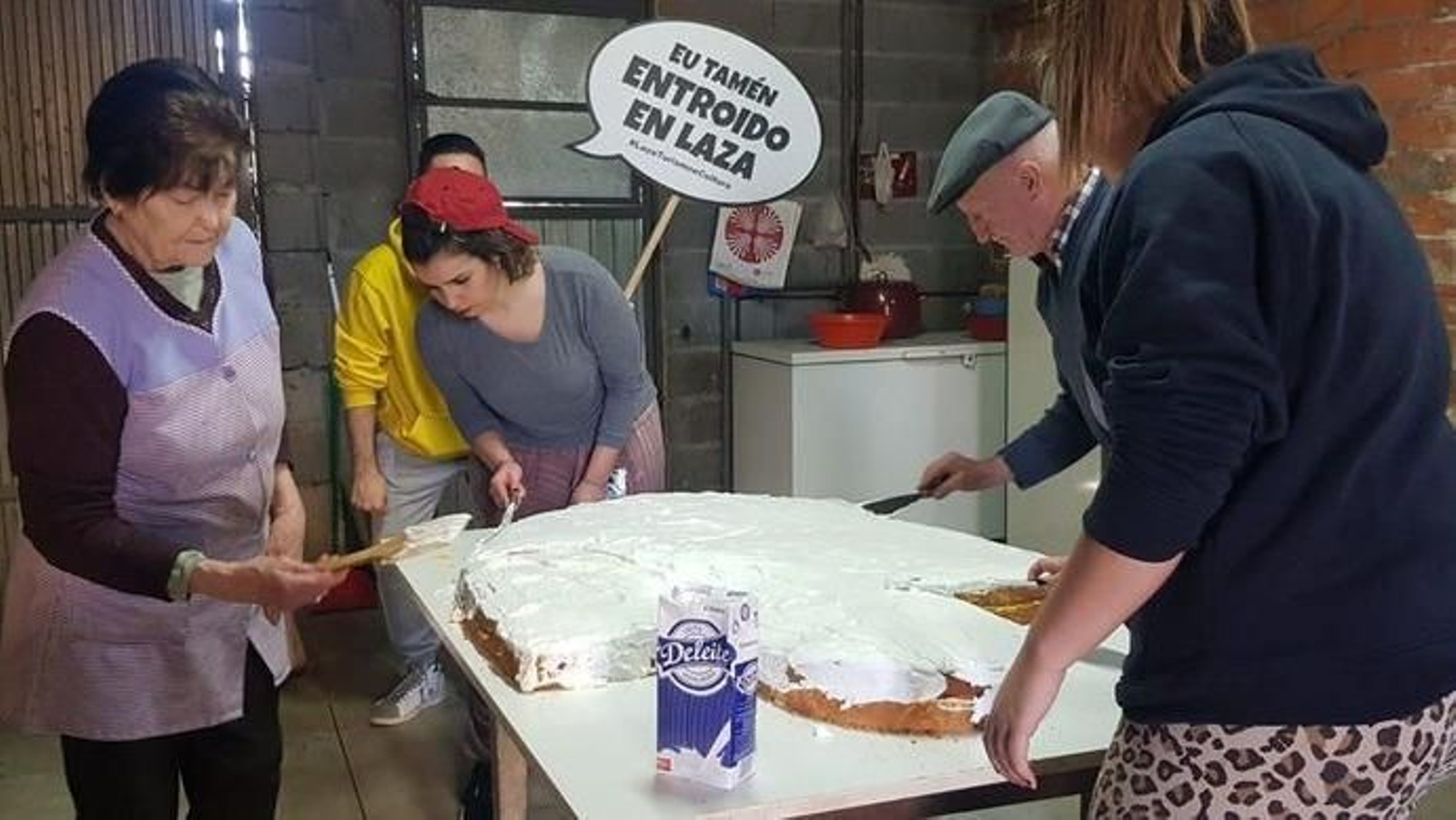 Duro trabajo de los vecinos para elaborar las tradicionales bicas.