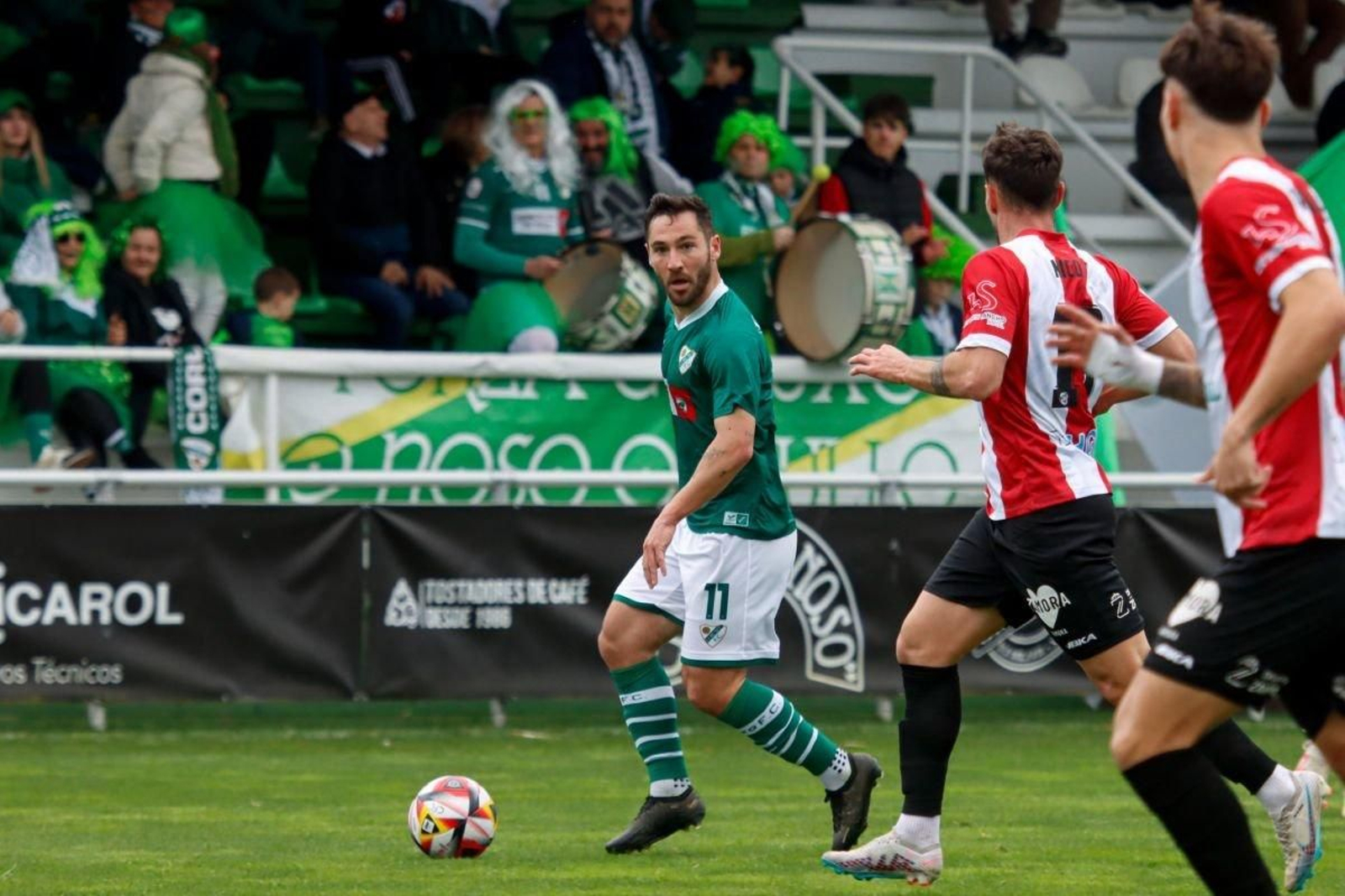 David Añón, superlativo ayer, estampó dos balones en el larguero en sendos latigazos desde fuera del área.