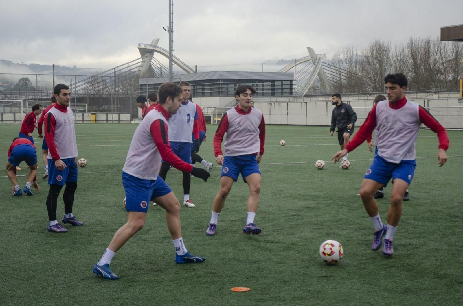 Los jugadores de la UD Ourense ejercitándose ayer en el campo Miguel Ángel de Os Remedios.