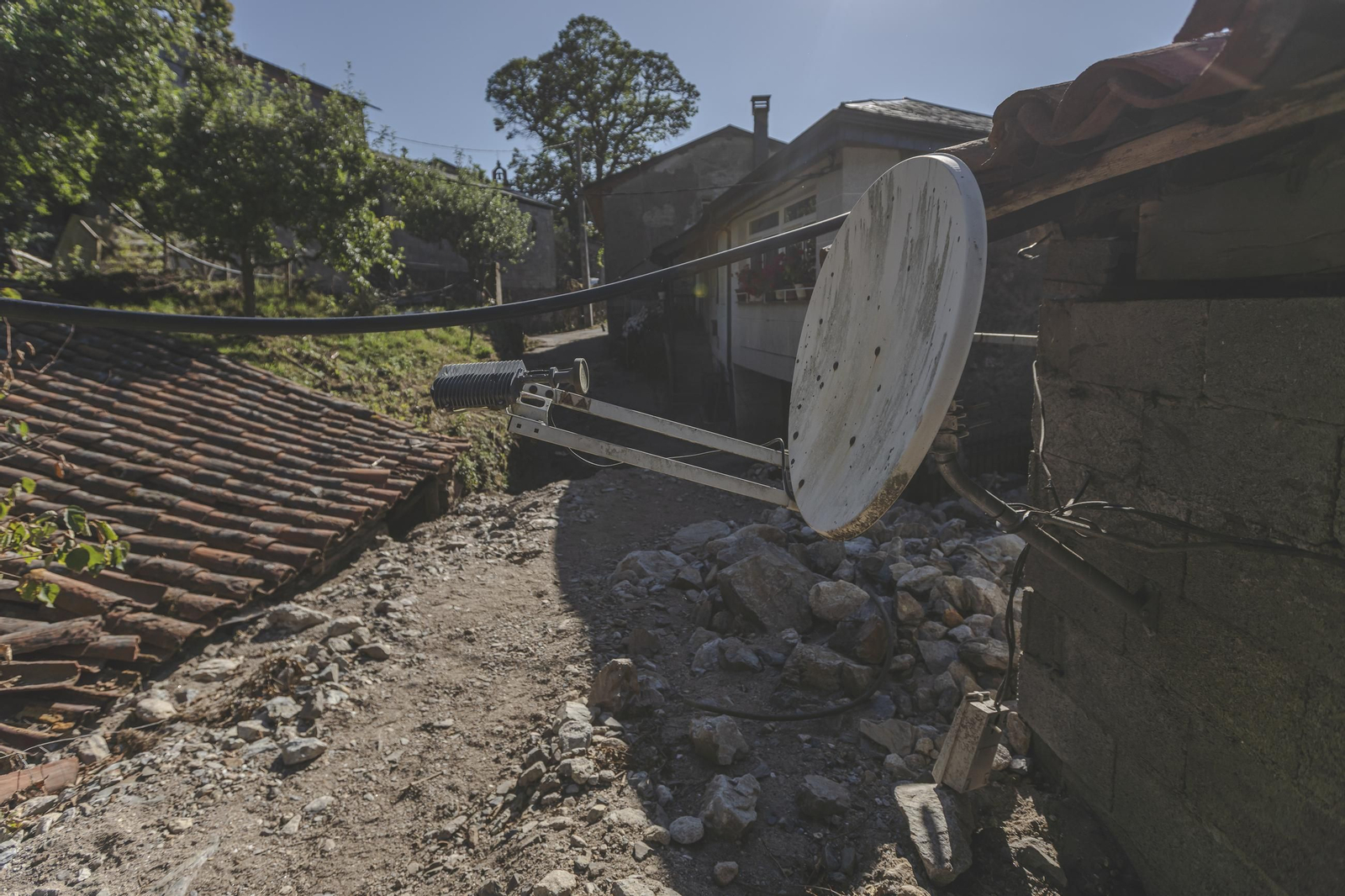 Galería | La huella del desastre dejado por la riada en A Bouza y acentuado por la parálisis, en fotos