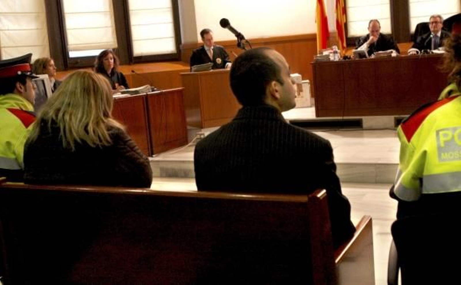 La madre y el padrastro de Alba, durante el juicio. (Foto: Toni Garriga)