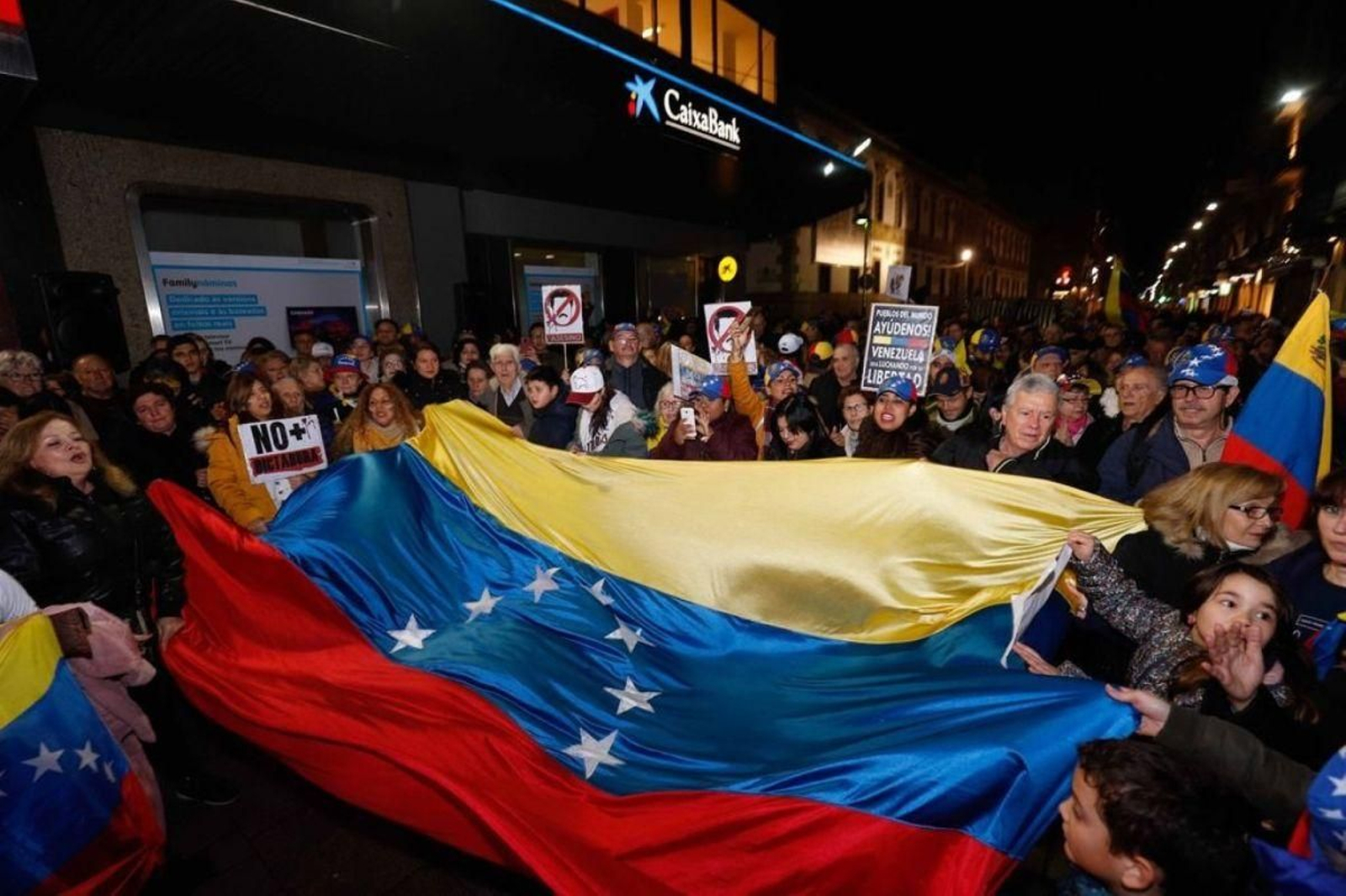 Venezolanos en una protesta en Vigo.