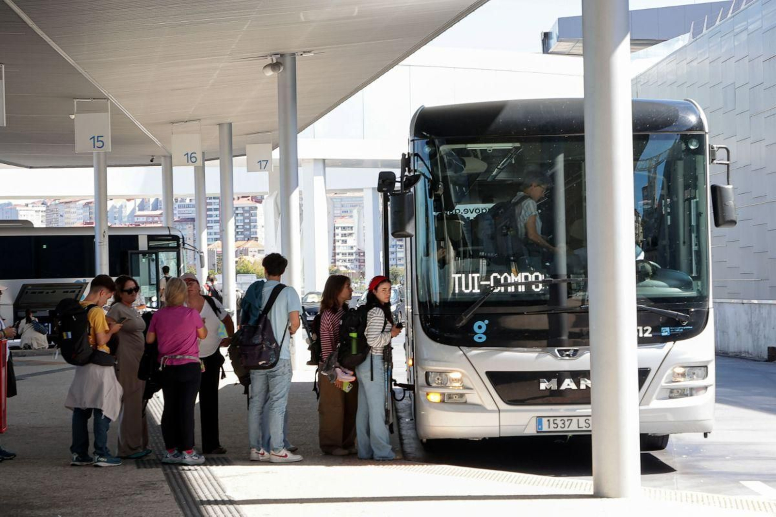 Un autobús de la empresa Lugove, actual concesionaria, recoge pasajeros ayer en la estación de autobuses de Urzaiz
