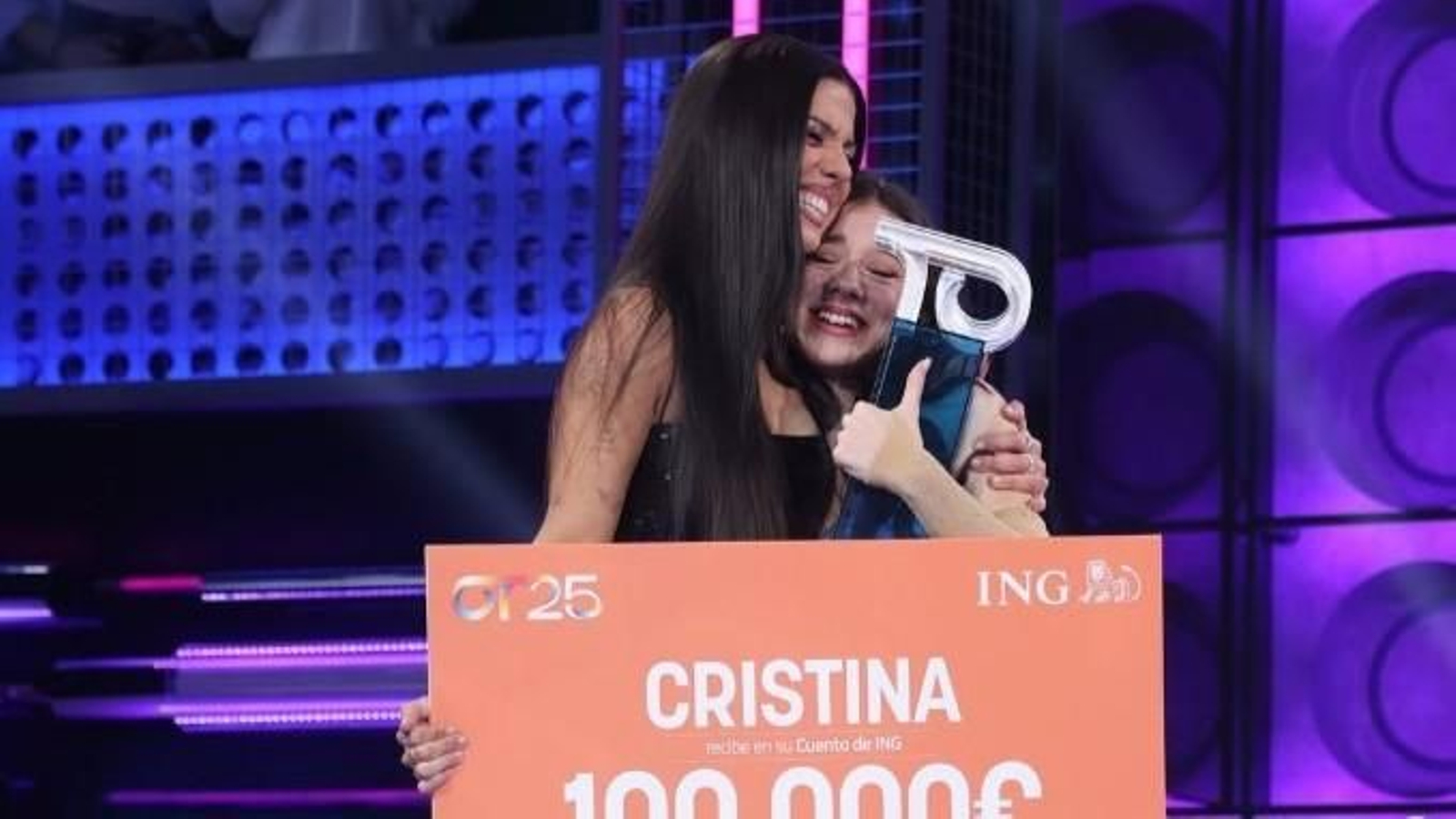 Miriam Rodríguez le entrega a Cristina el cheque de 100.000 euros como ganadora de Operación Triunfo 2025