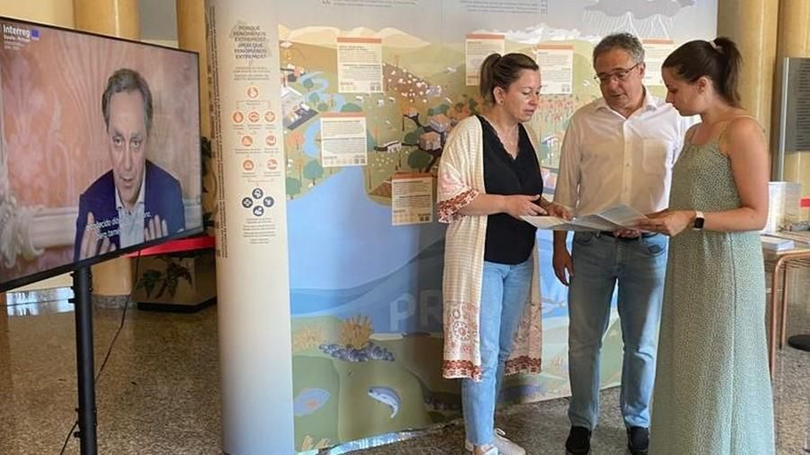 Marta Valcárcel visitó la exposición con Sagrario Pérez, y Marcos Araújo.