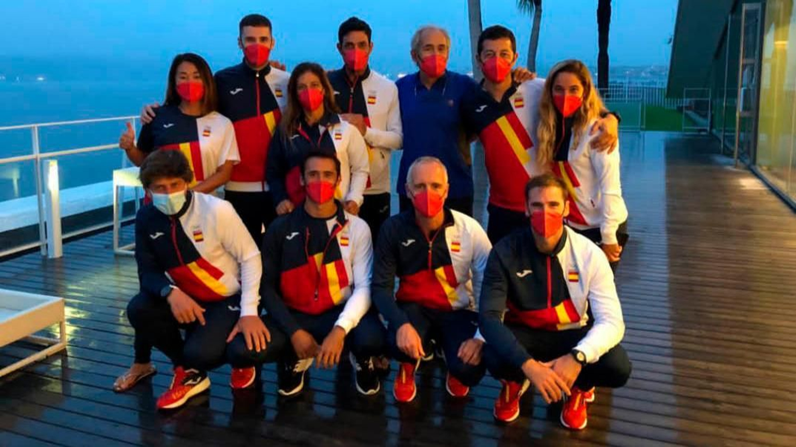 Los técnicos de la Federación Española, con Pepe Lis (agachado, a la izquierda), llevan ya una semana en Japón.