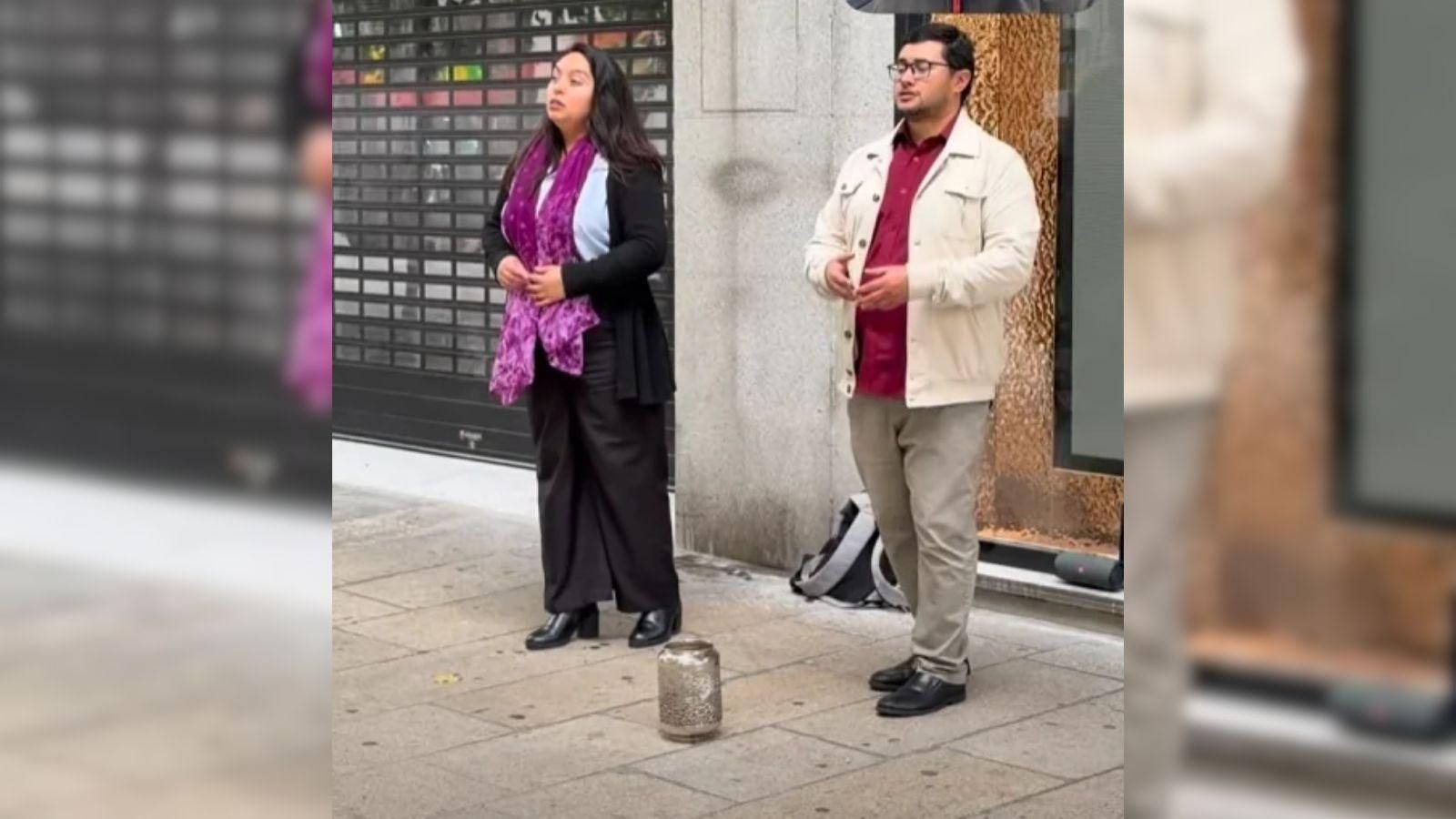 Los dos jóvenes cantantes en la calle del Paseo