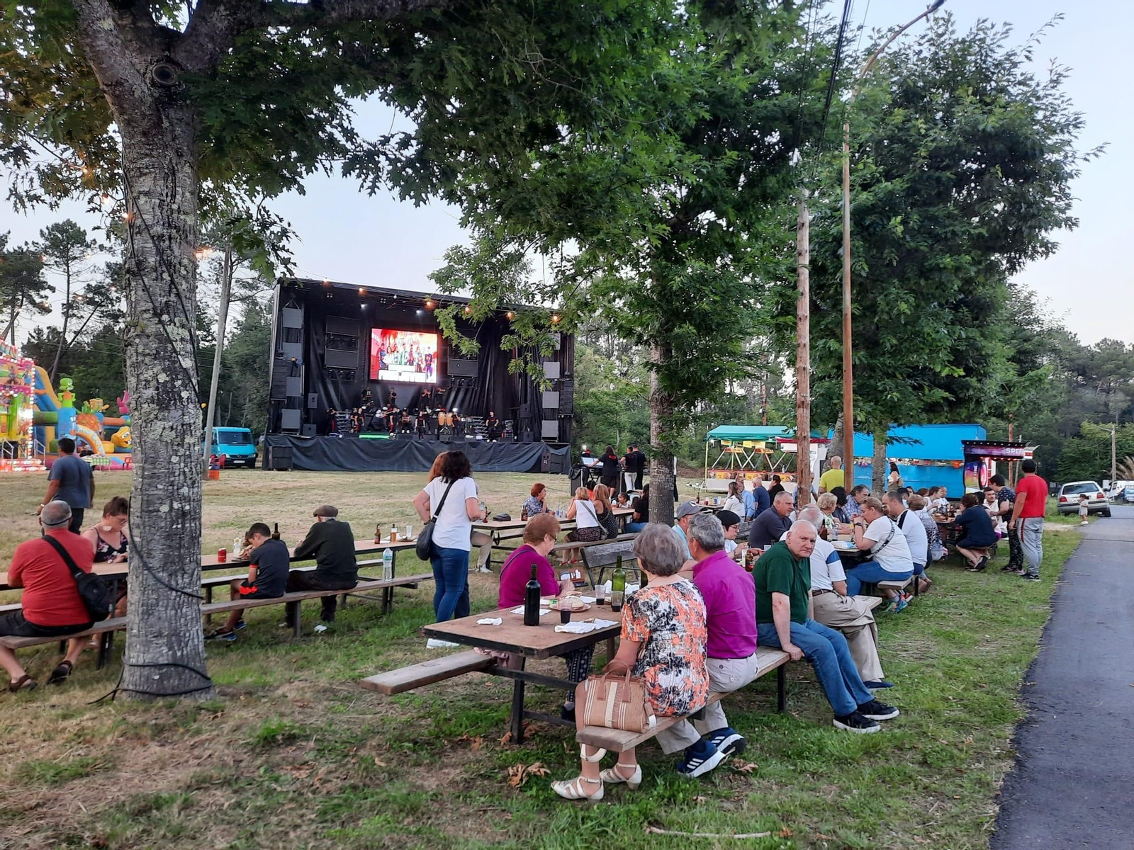 Los vecinos de Seoane,  en Carballiño, organizan la Festa de San Xoan, con sardinas gratis para todos, atracciones para los niños y música en directo para la verbena