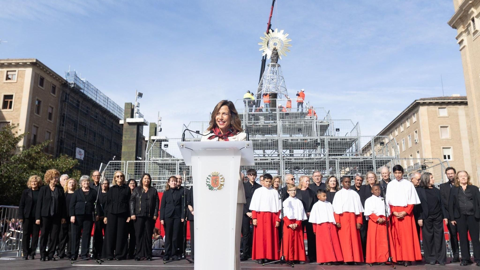 La alcaldesa de Zaragoza, Natalia Chueca, en el acto de subida de la imagen de la Virgen del Pilar.