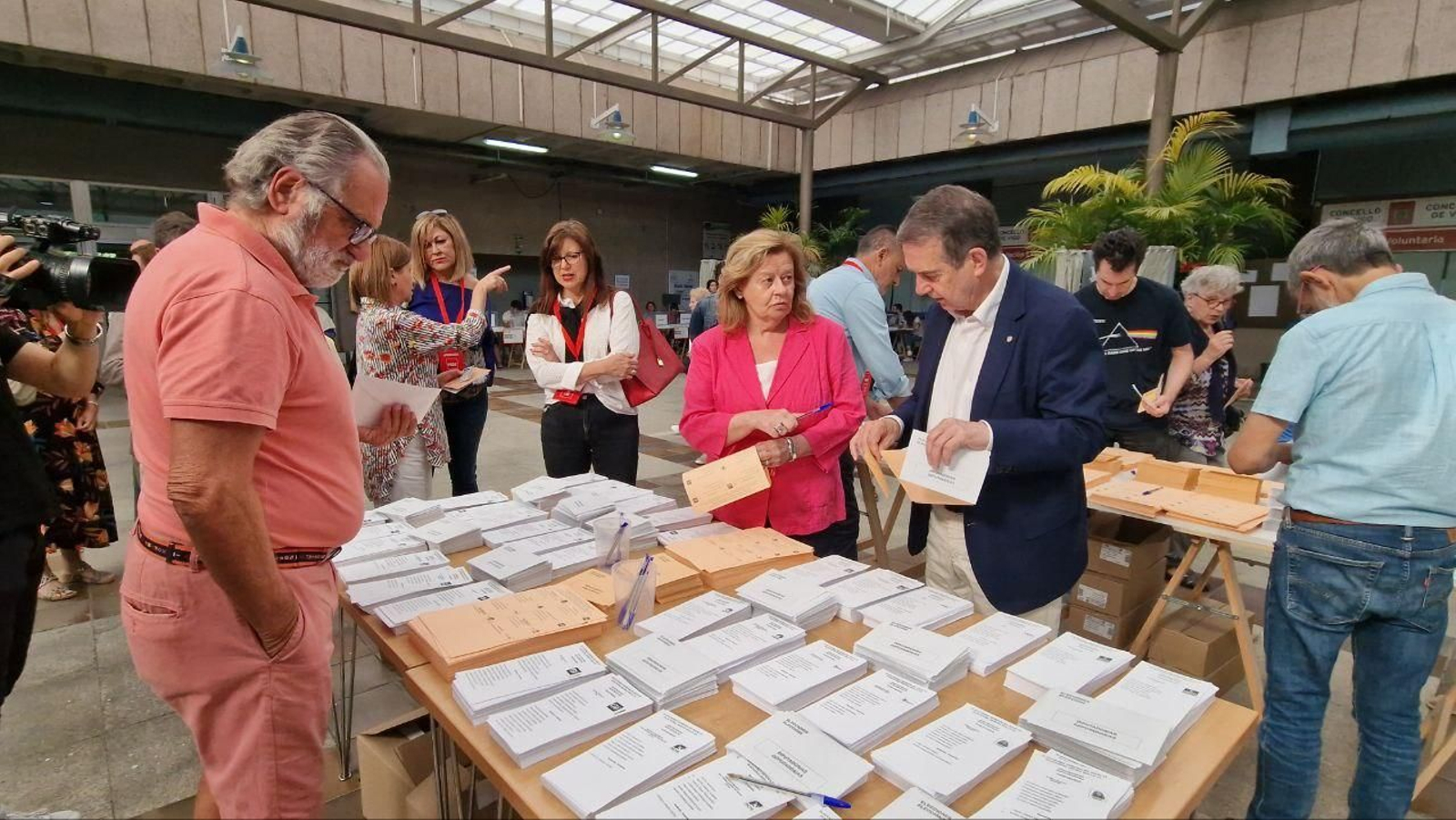 El alcalde, Abel Caballero, votando en Vigo. // J.V. Landín