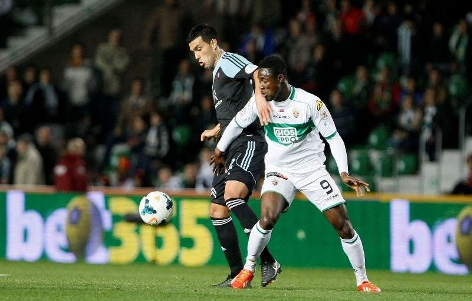 Gustavo Cabral protege el balón ante Boakye durante el partido contra el Elche en el Martínez Valero.