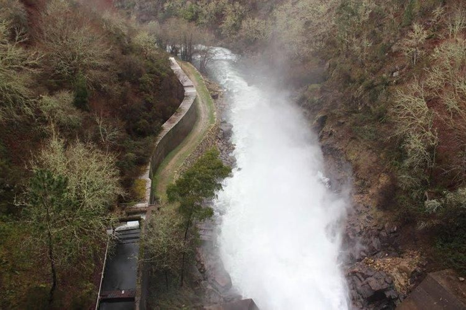 El canal de Eiras al salir del embalse discurre por el cañón del Oitavén