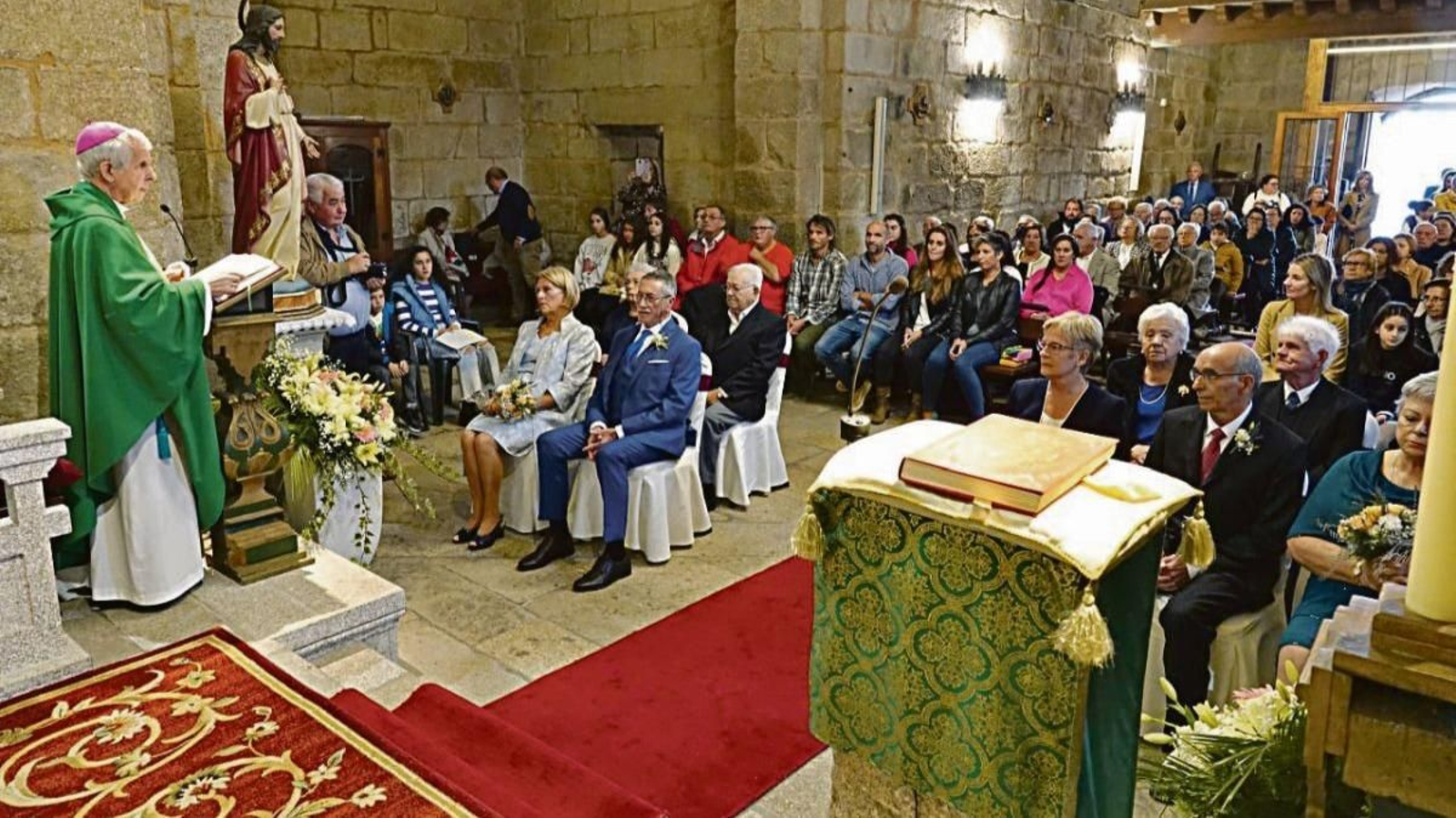 La iglesia románica de Coruxo acogió la renovación de los votos a los que acudió la delegada de la Xunta, Marta Fernández Tapias.