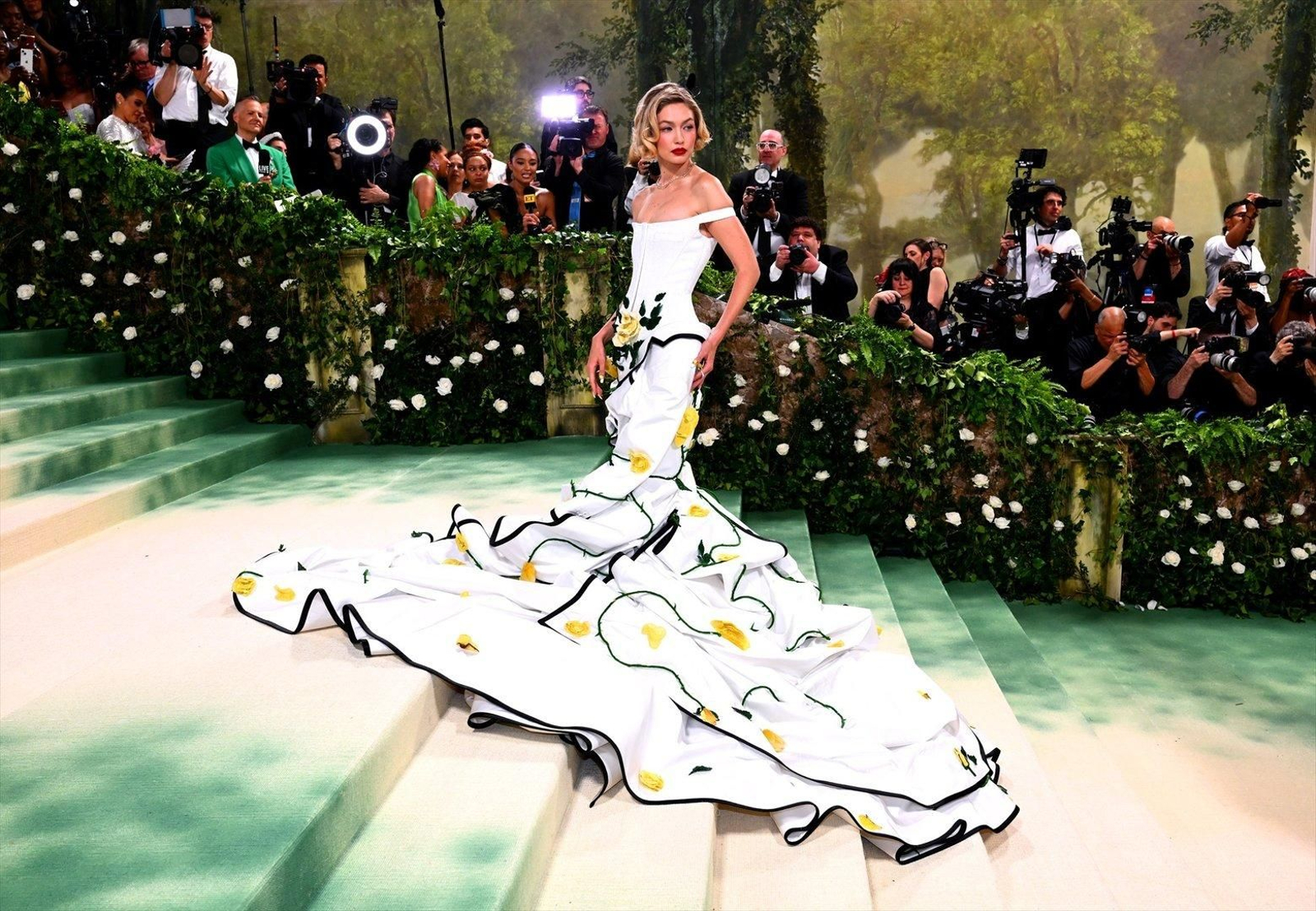 Gigi Hadid. La top model ha derrochado dulzura con un delicado vestido blanco con cuerpo tipo corsé, escote bardot y falda voluminosa con flores amarillas y verdes bordadas y miles de cuentas de cristales. Un diseño de Thom Browne que ha llevado más de 500 horas de trabajo artesanal.