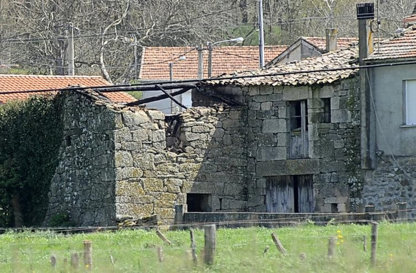 Estado en el que quedó el inmueble, con el tejado totalmente calcinado.