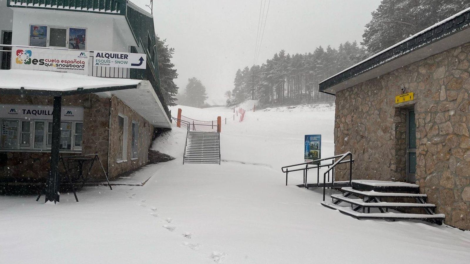 Manzaneda amanece teñida de blanco por la nieve que deja la borrasca Louis (Reme Martínez).