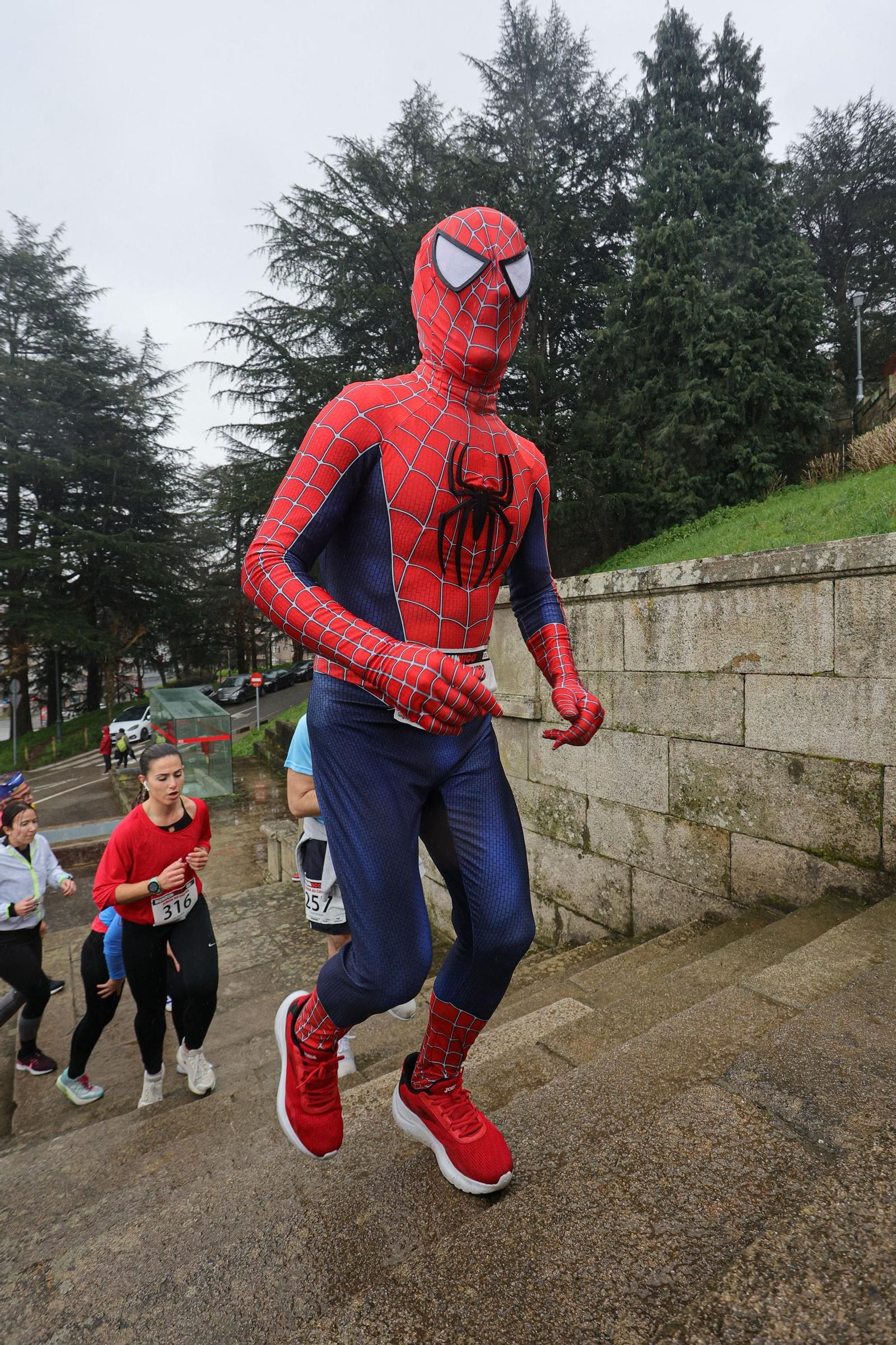 Galería | Cientos de atletas aguantan la lluvia en la Subida ao Castro