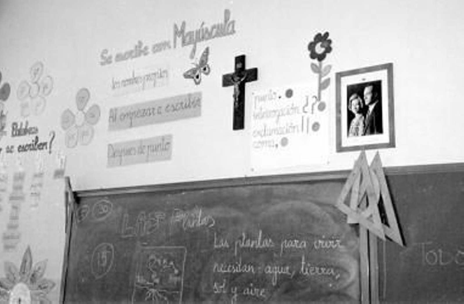 Crucifijo sobre la pizarra en el interior de un aula.