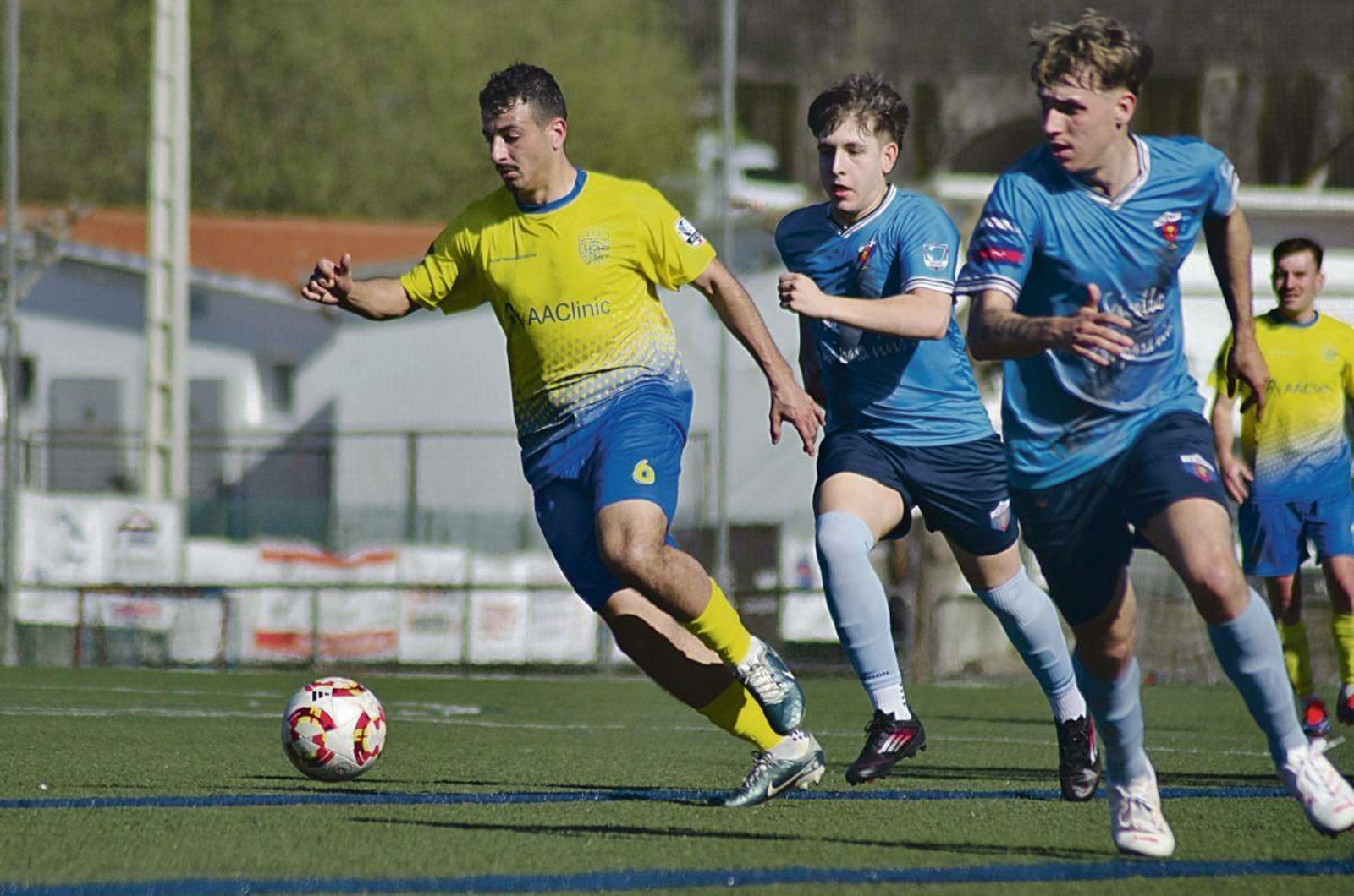 Jota, del Polígono, se marcha con el balón perseguido por Martín y Édgar Rúa, del Seixalbo.