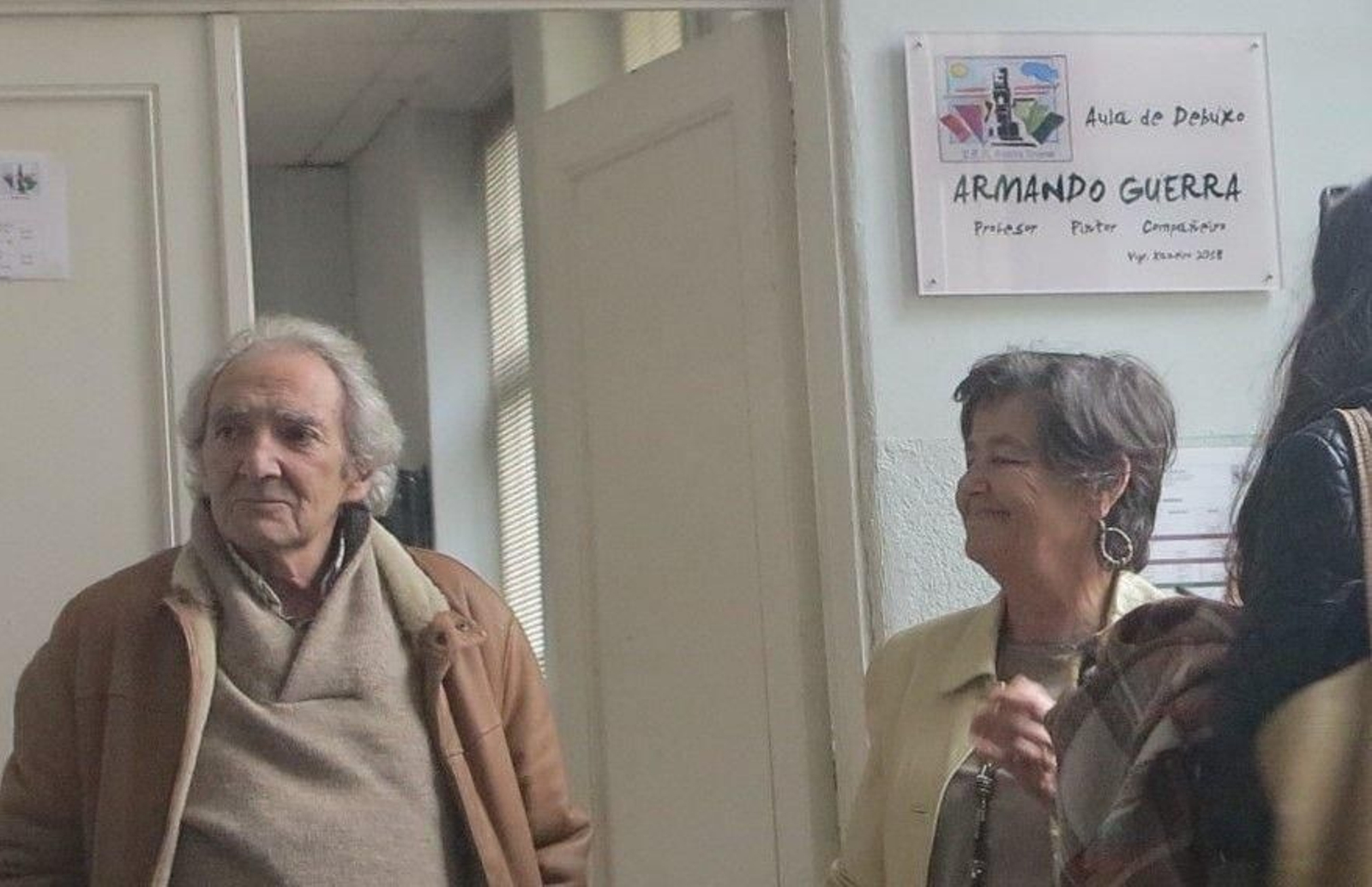 El pintor en el homenaje que le rindieron hace unos días en el IES Sta Irene, con la placa del Aula de Plástica “Armando Guerra”,