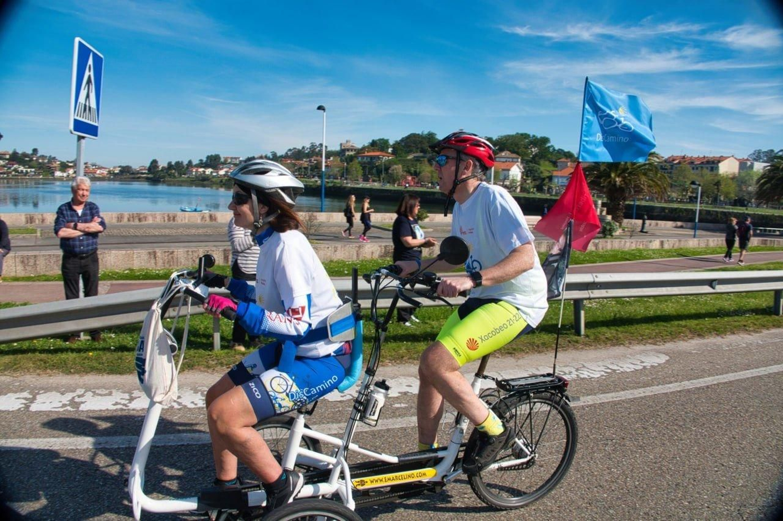 Alfonso Rueda acompaña a una participante de Discamino en la Vig-Bay 2024.