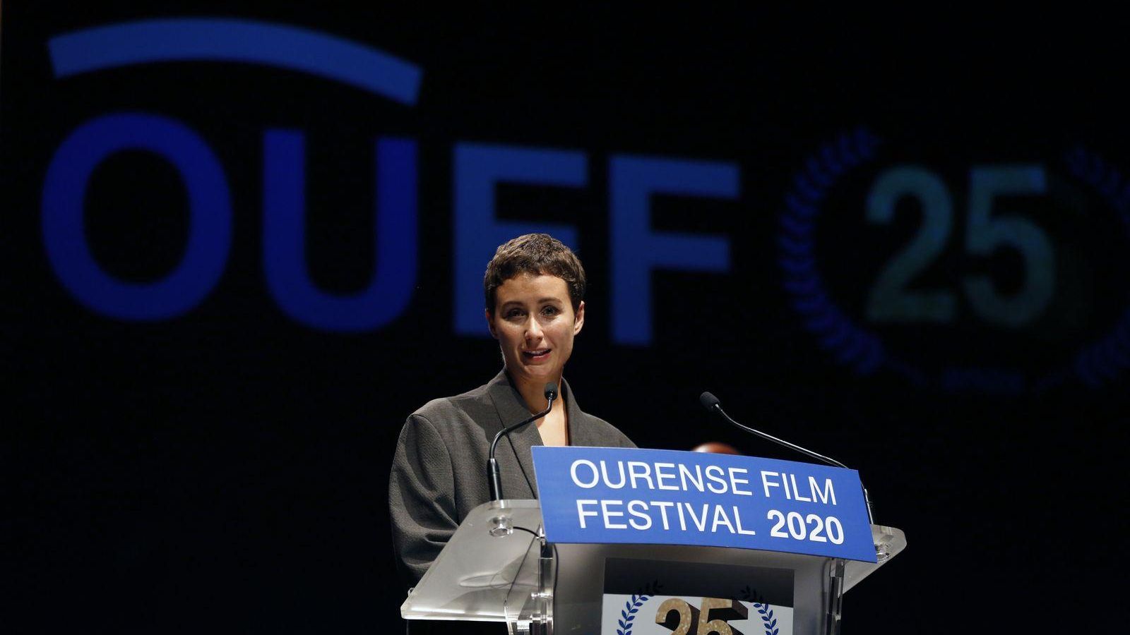 Ourense. 25/09/2020. Gala inaugural del 25 Ourense Film Festival en el Auditorio de Ourense. Entrega el premio a Adolfo Domínguez, en manos de Tiziana Domínguez. Foto: Xesús Fariñas