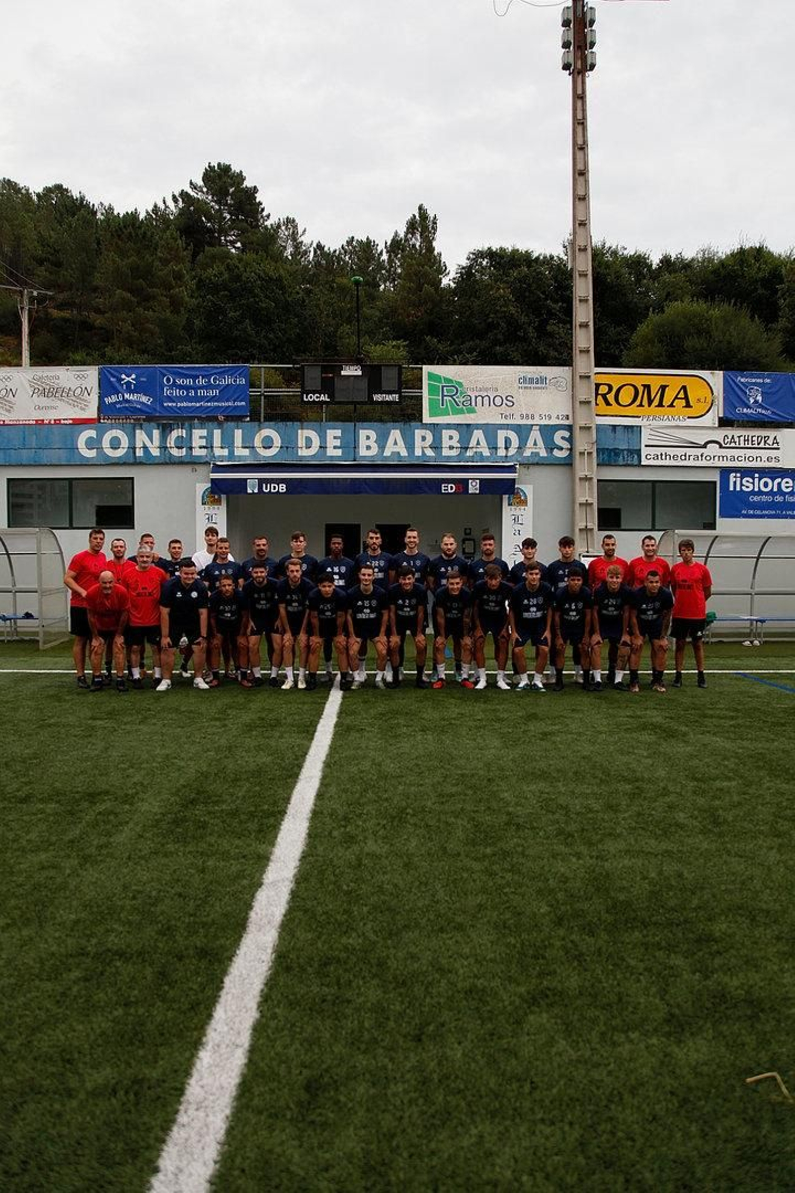 Plantilla y cuerpo técnico, al completo.