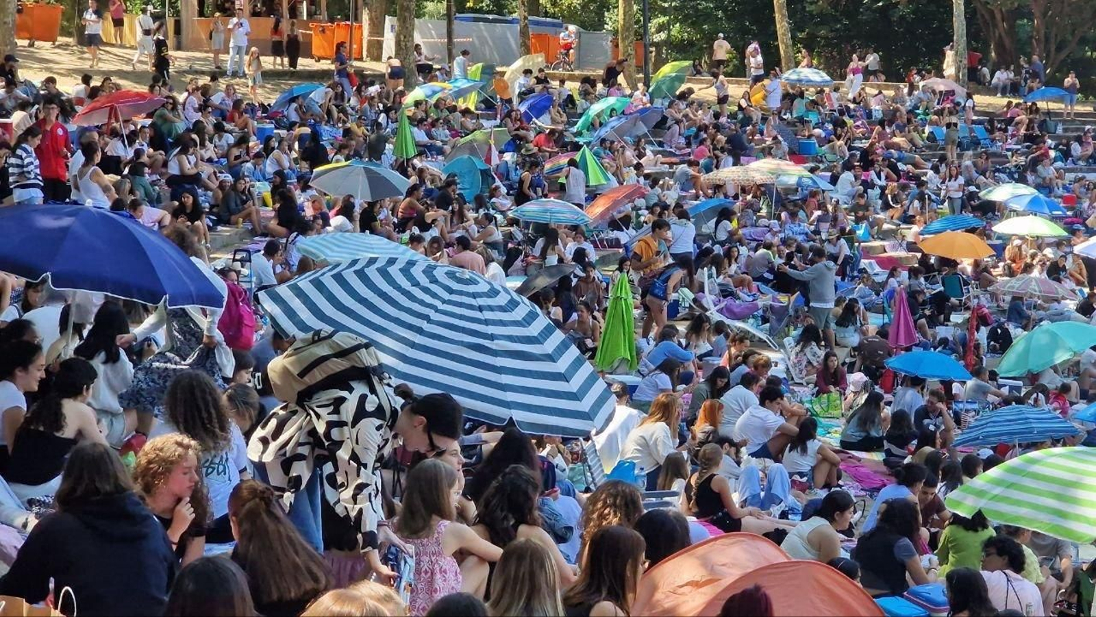 La grada de Castrelos, llena a la una de la tarde para ver a Aitana por la noche. // J.V. Landín