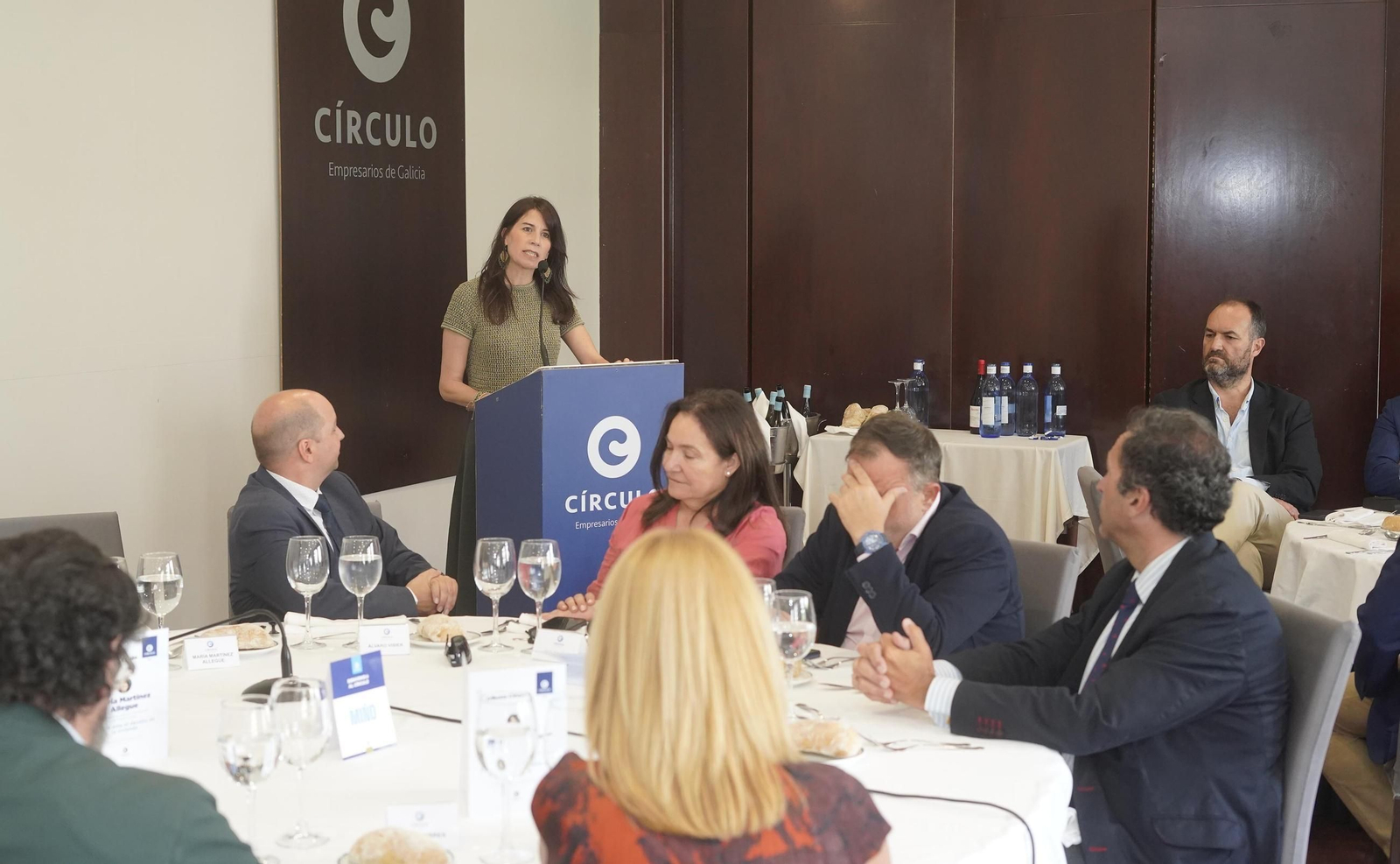 La conselleira de Vivenda, María Martínez Allegue, en la tribuna de Círculo de Empresarios de Galicia