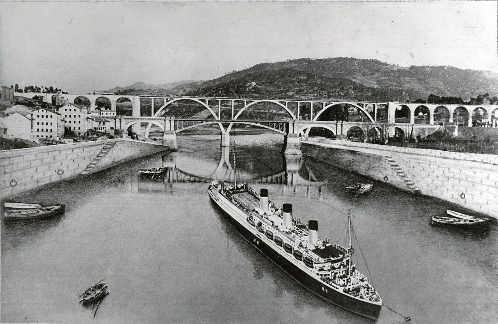 Hacer el Miño navegable fue siempre una ilusión ourensana. En 1956 una compañía norteamericana experta en prefabricados consigue que el trasatlántico “Los Andes” haga el trayecto Ourense-Tui. En el futuro llegaría a Mar del Plata (Argentina). Los emigrantes estaban encantados.