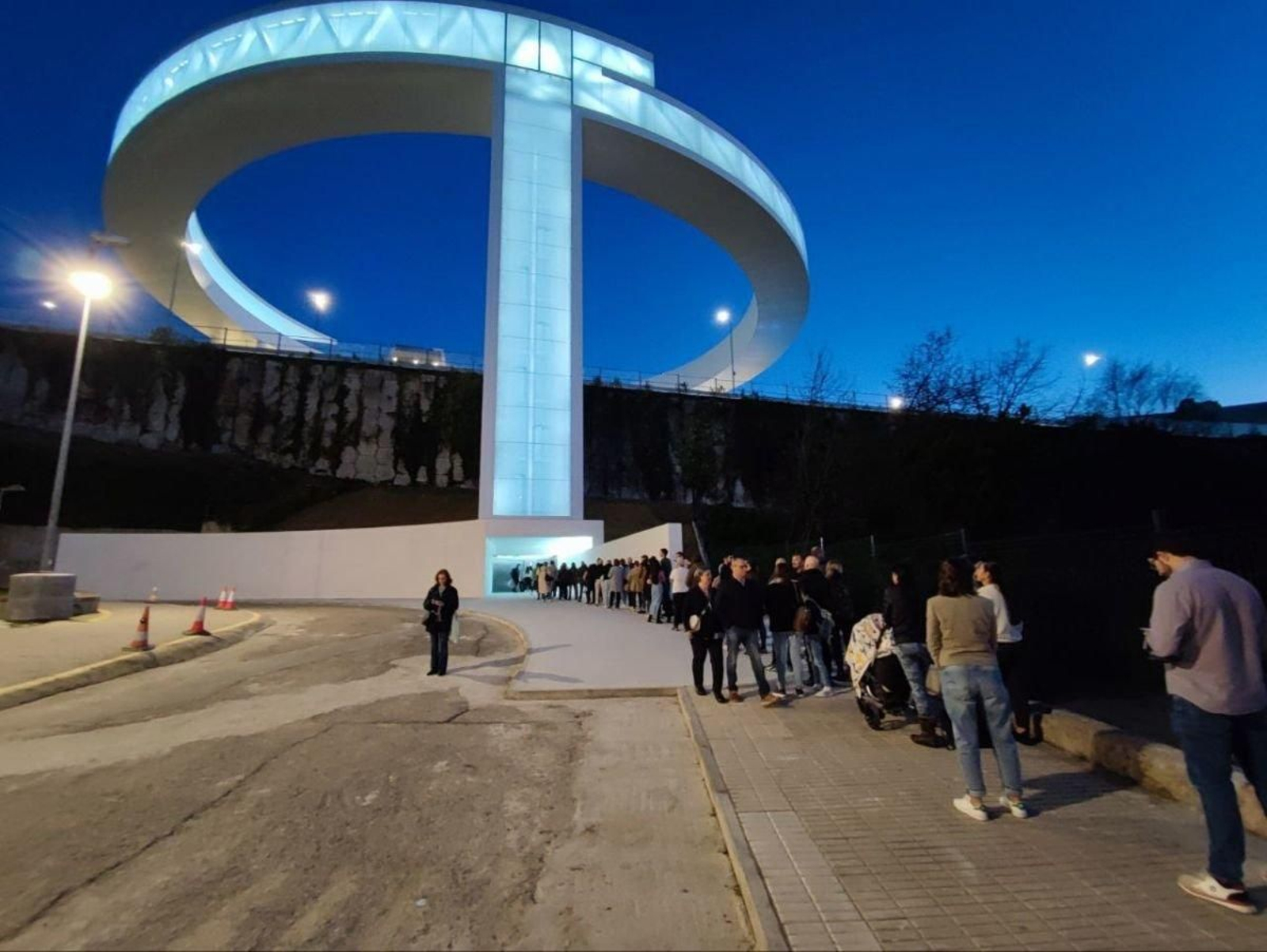 Largas colas en la calle Serafín Avendaño para acceder al Halo.