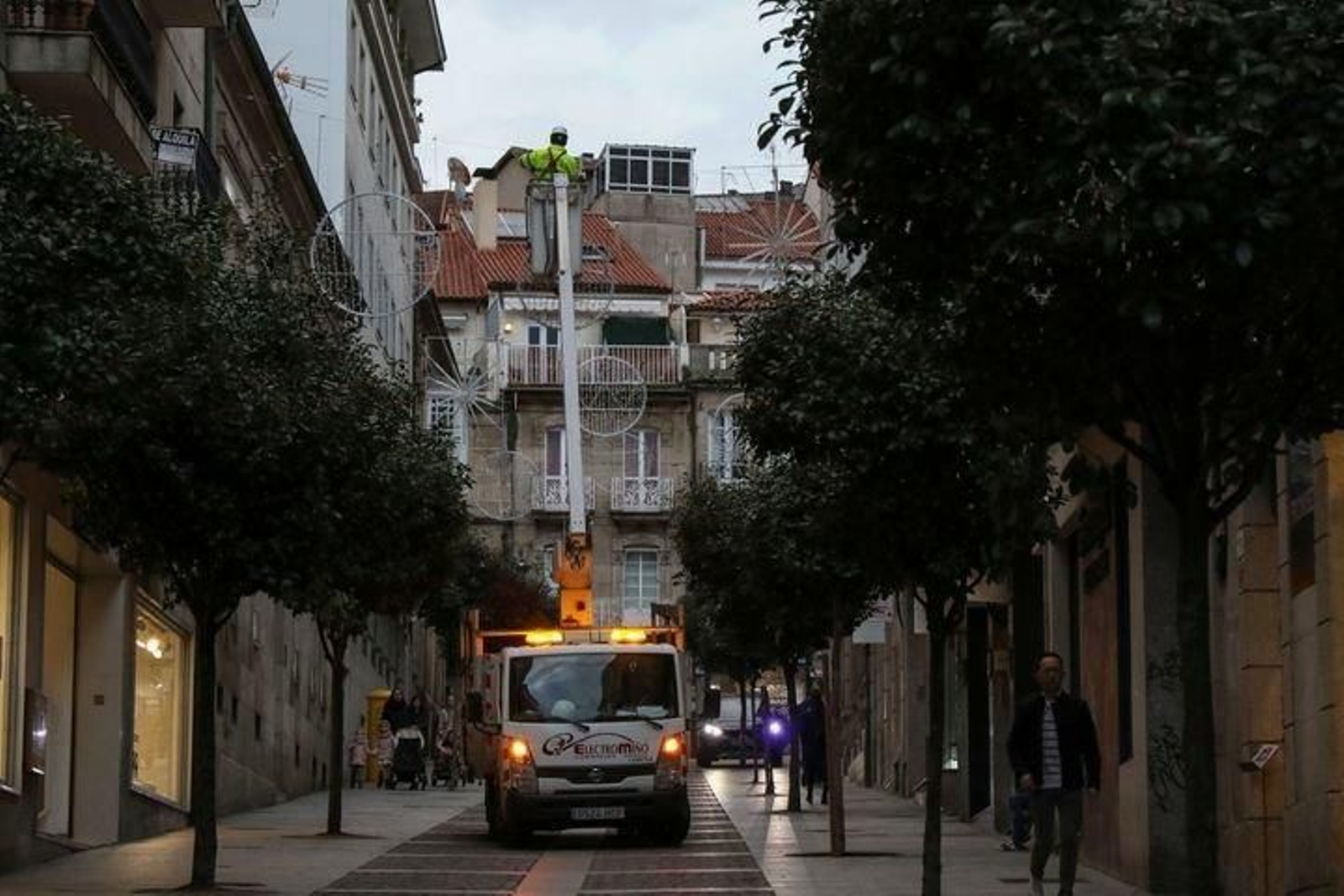 Instalación de luces de Navidad en Ourense