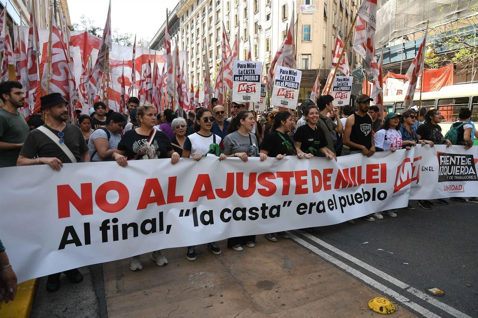 Miles de argentinos protestan en Buenos Aires contra los recortes de Milei