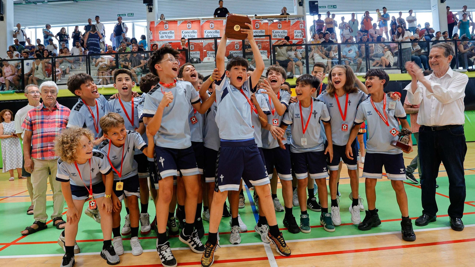 Los jugadores del Celta B sub-12 levantan el trofeo conquistado al derrotar a sus compañeros del A, exactamente igual que sucedió, tanda de penaltis mediante, en la categoría sub-10 de una Vigo Cup que ayer se cerró en Navia.