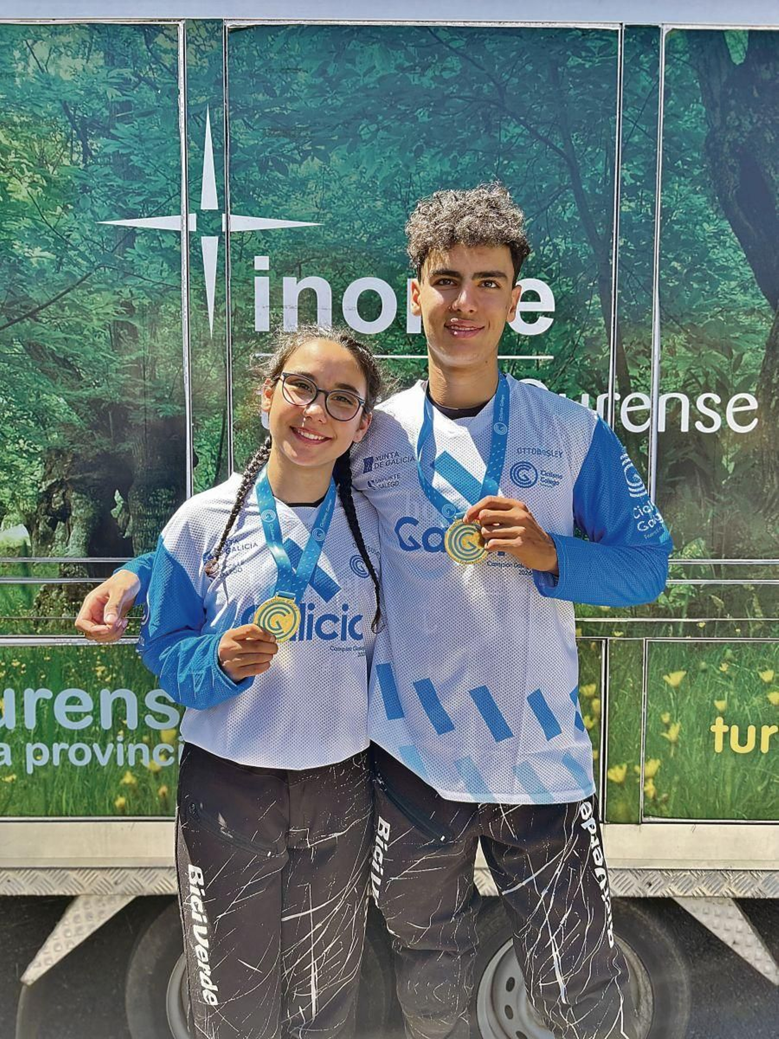 Leire Mariño y Héctor Quinteiro del Bici Verde, con sus medallas de oro.