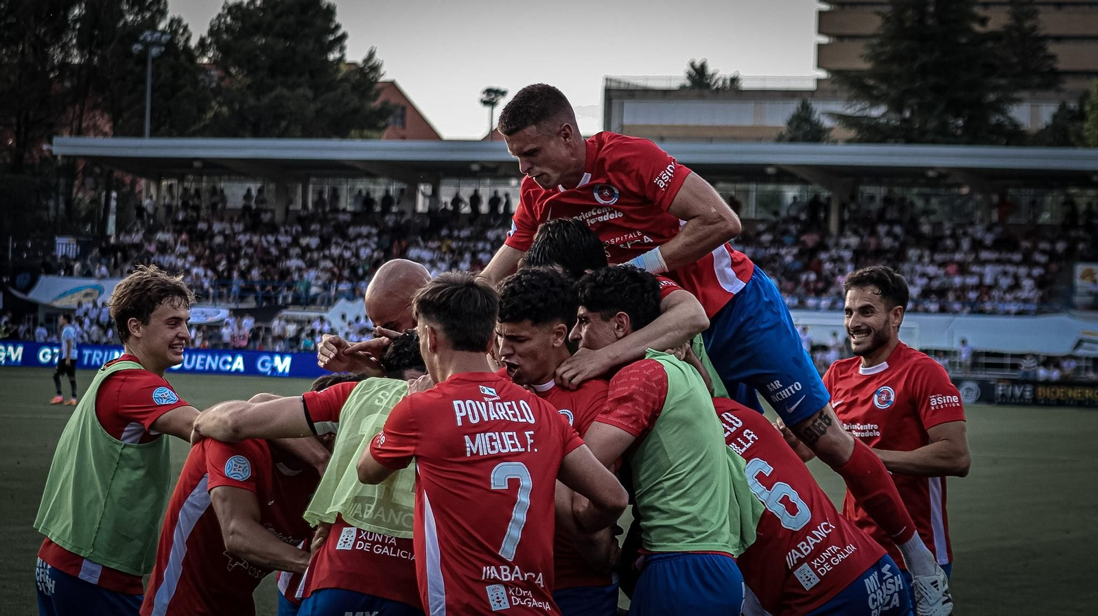 Los jugadores de la UD Ourense celebran el ascenso a Primera Federación.
