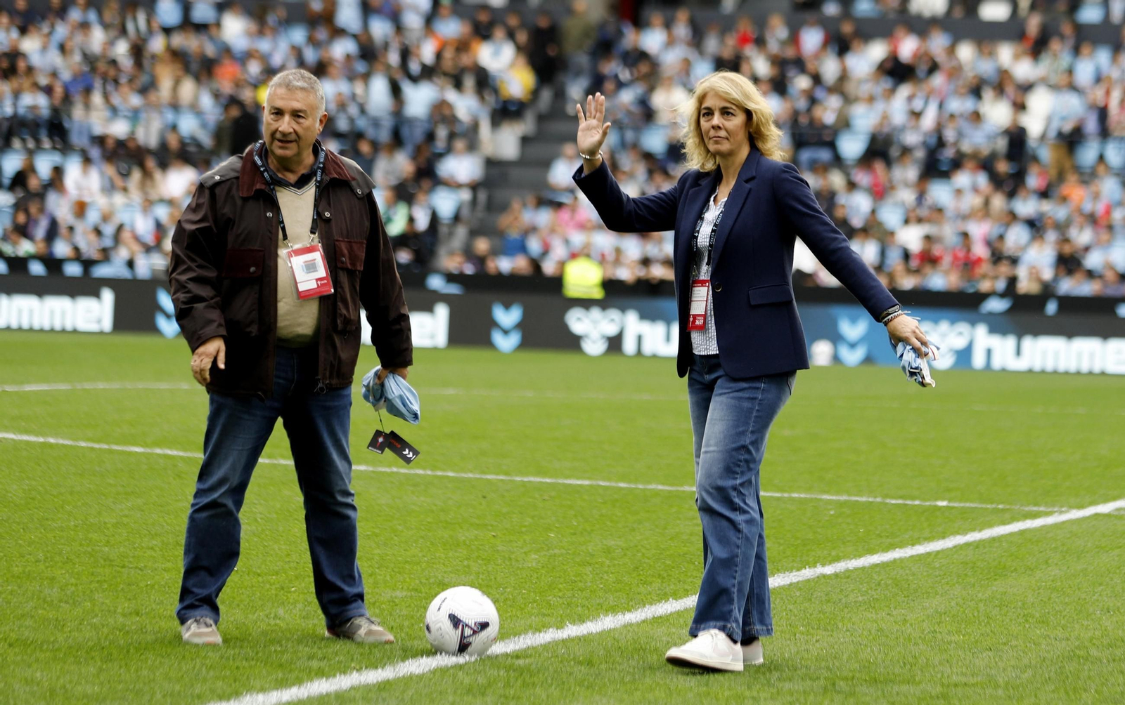 Miguel Méndez y Cristina Cantero, técnicos de la selección española, sobre el césped de Balaídos.