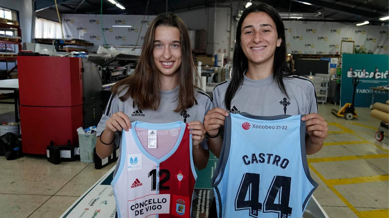 Laia Lamana y Sara Castro posan con sus elásticas en el acto de presentación celebrado ayer.