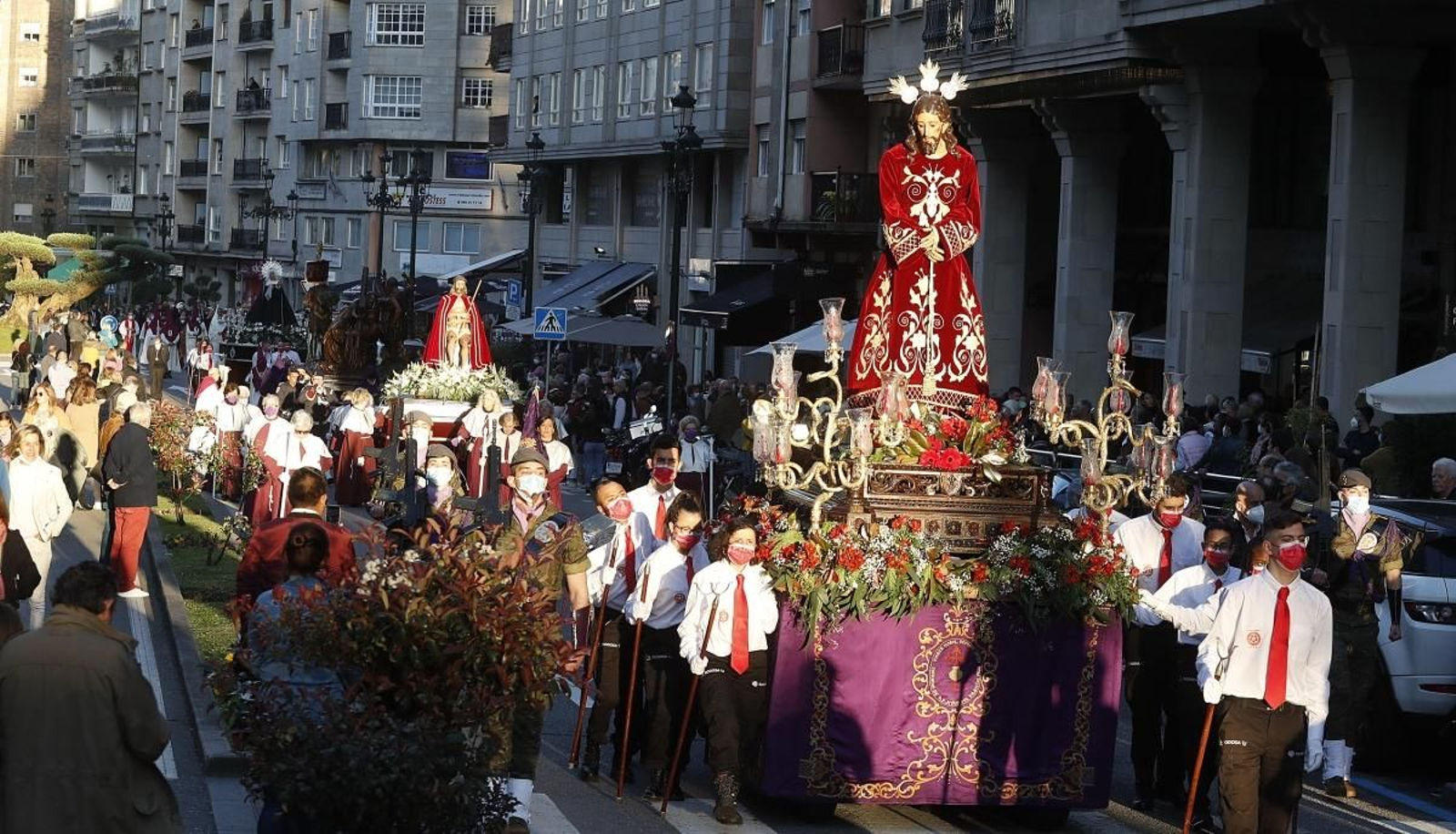 El Cristo del Silencio estrenó manto en su primera salida tras dos años. En imagen, delante del Ecce Homo durante su paso por Rosalía de Castro.